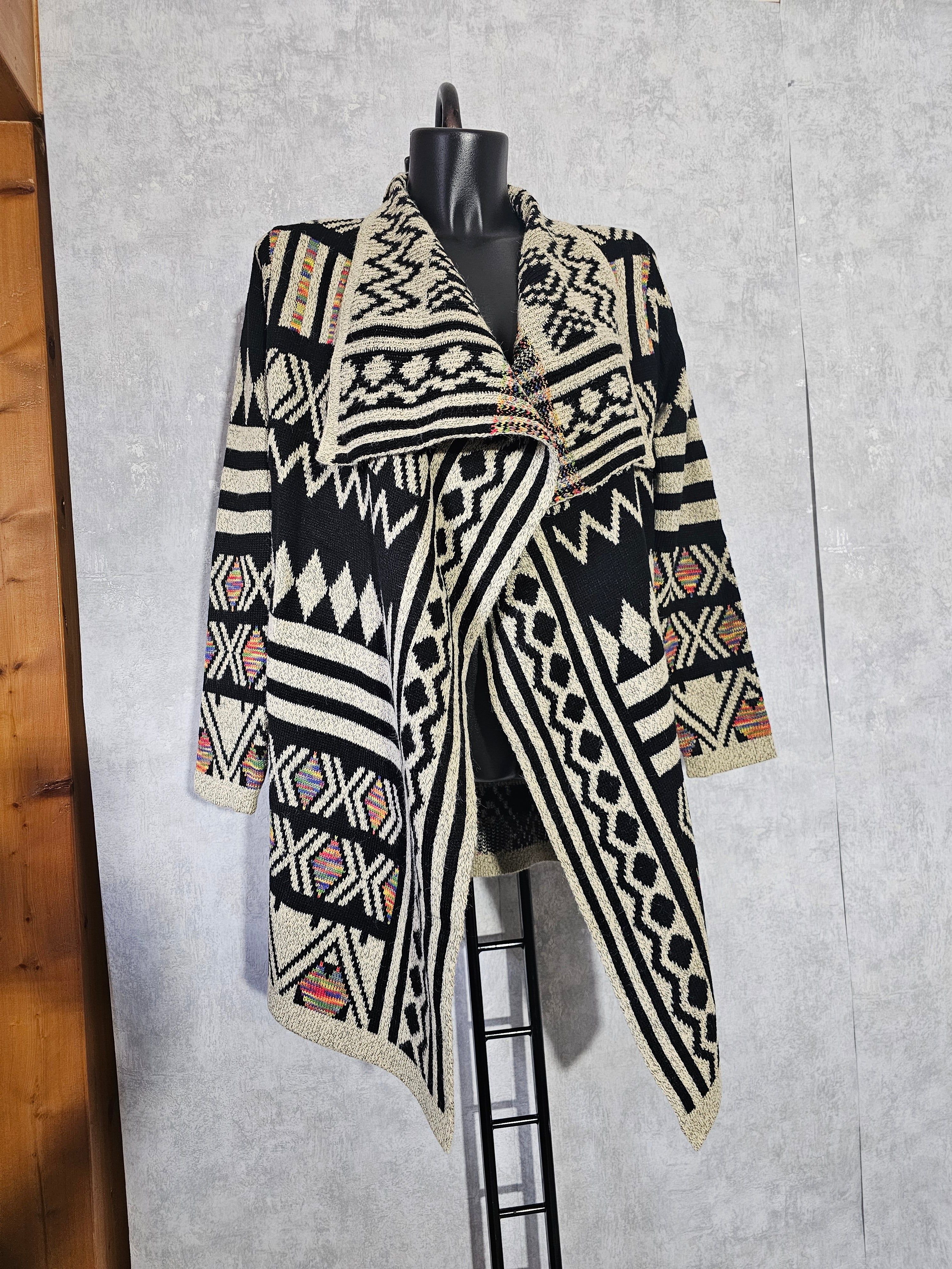 Warmer Strickmantel / Cardigan mit Muster