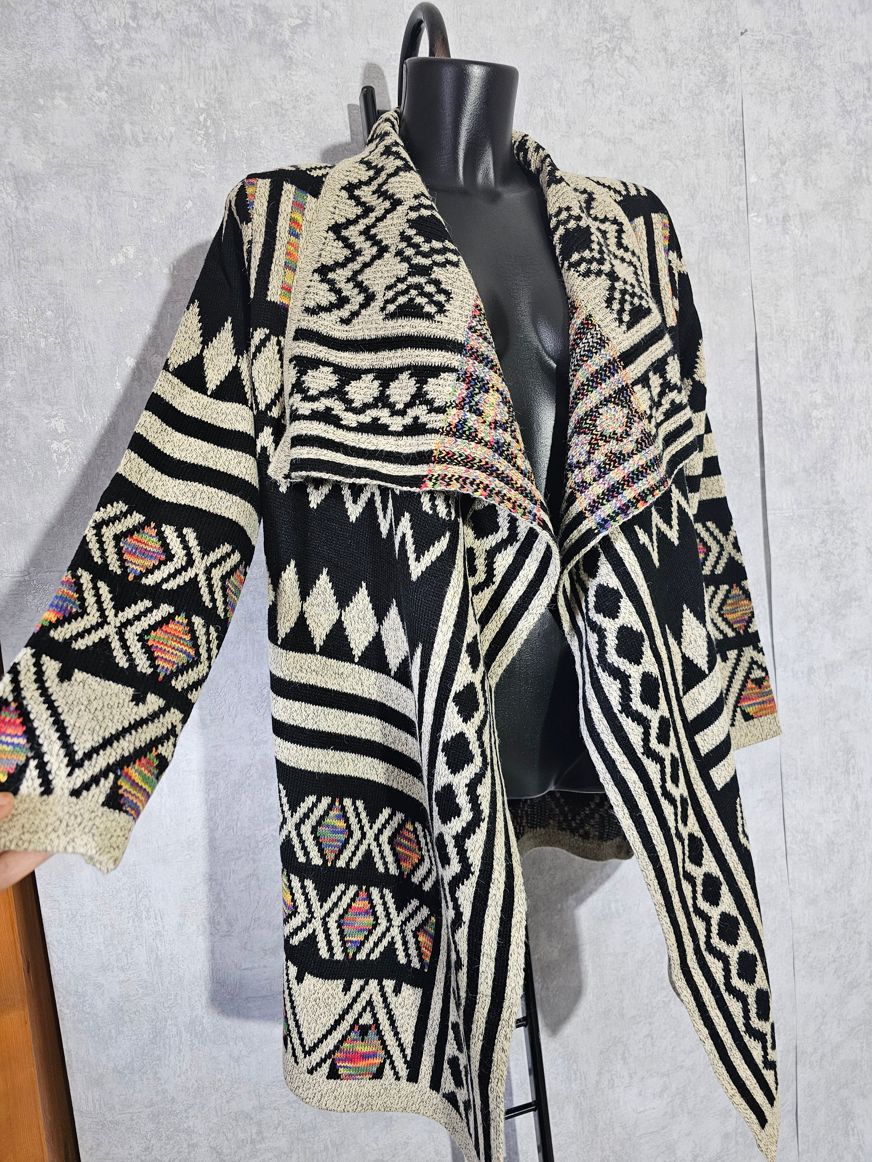 Warmer Strickmantel / Cardigan mit Muster