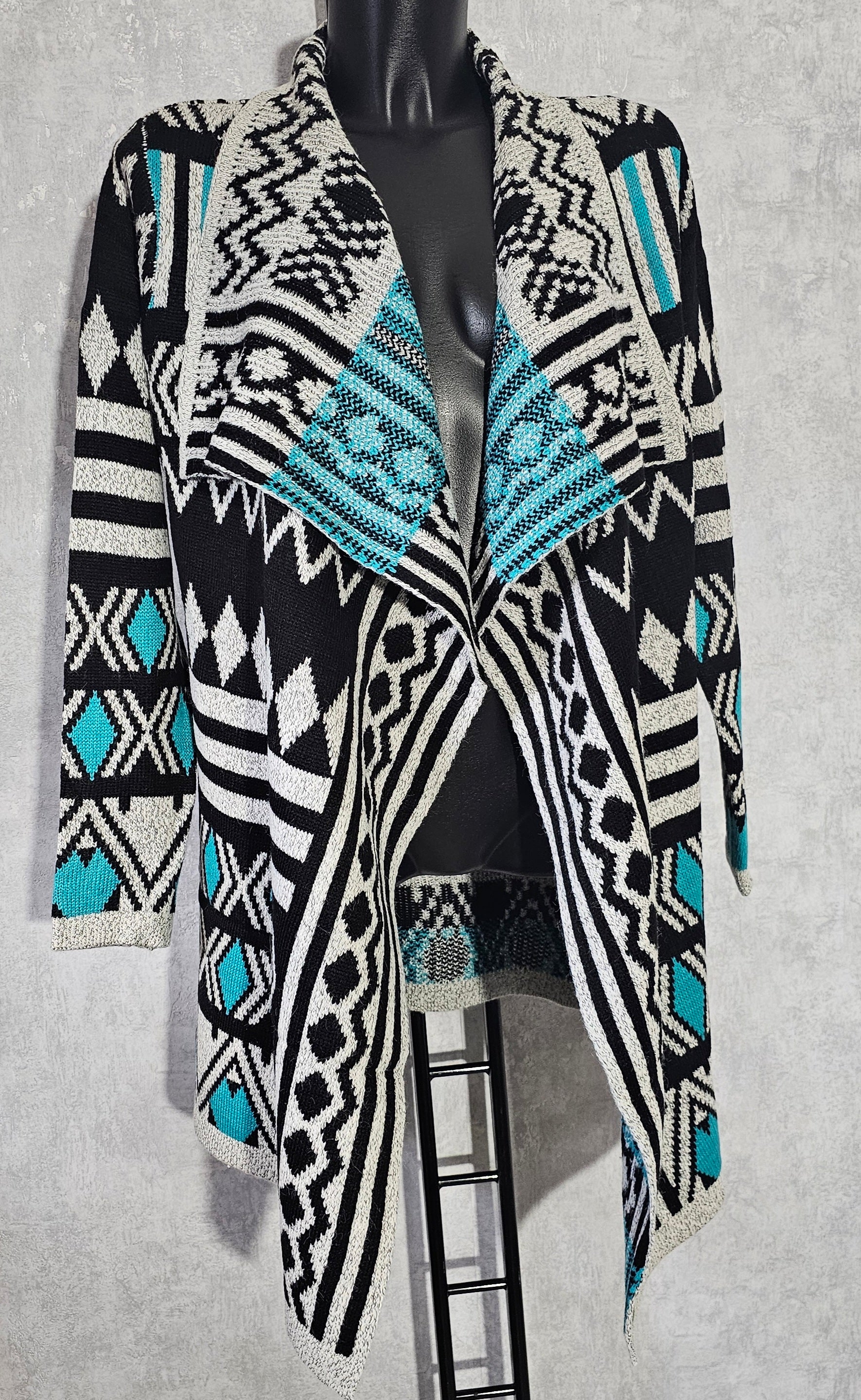 Warmer Strickmantel / Cardigan mit Muster