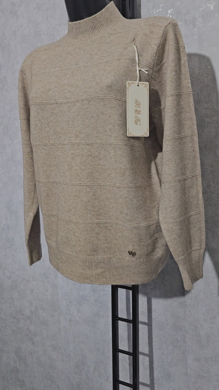 Weicher Pullover mit feinen Streifen