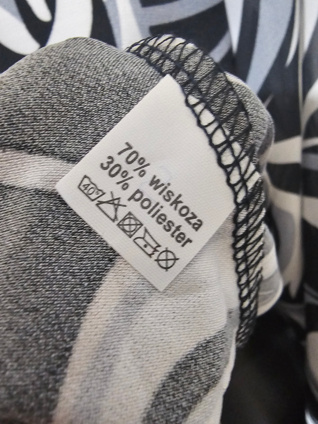 Elegante Damenbluse LINA mit Schwarz-Weiß Muster & Schmuckdetail – Made in Polen