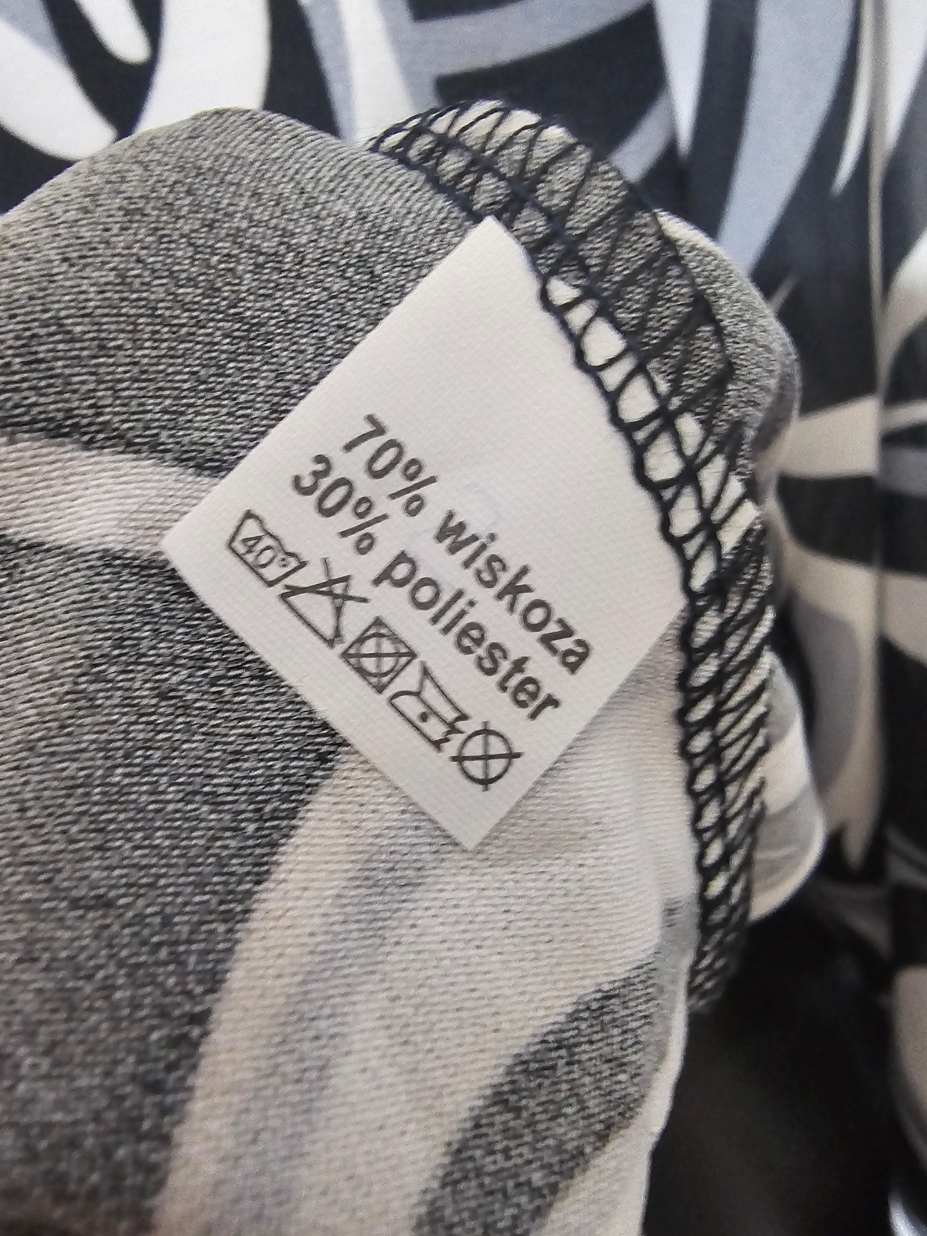 Elegante Damenbluse LINA mit Schwarz-Weiß Muster & Schmuckdetail – Made in Polen