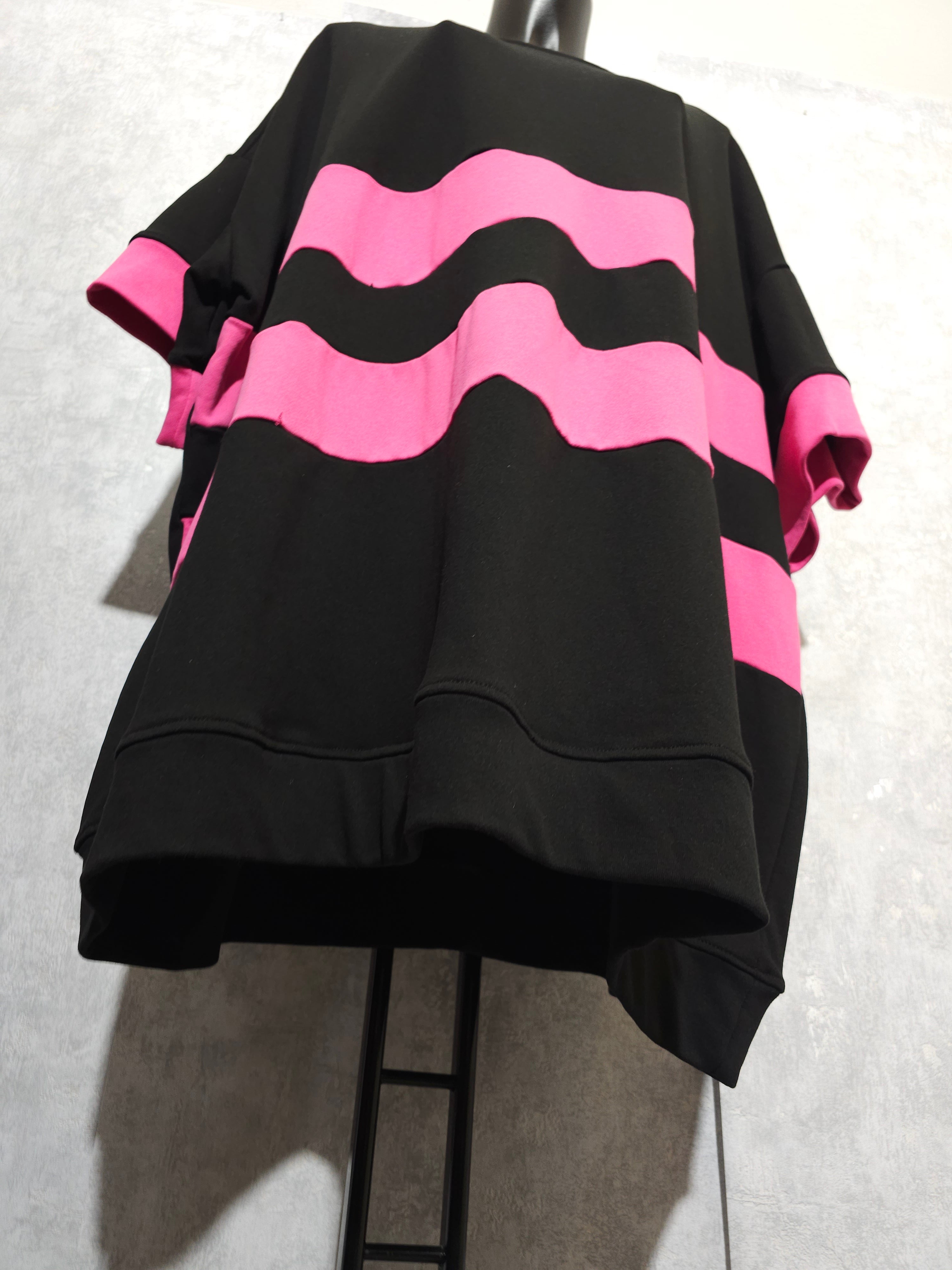 Oversize Tunika mit Streifen – Schwarz/Rosa (Plus Size)
