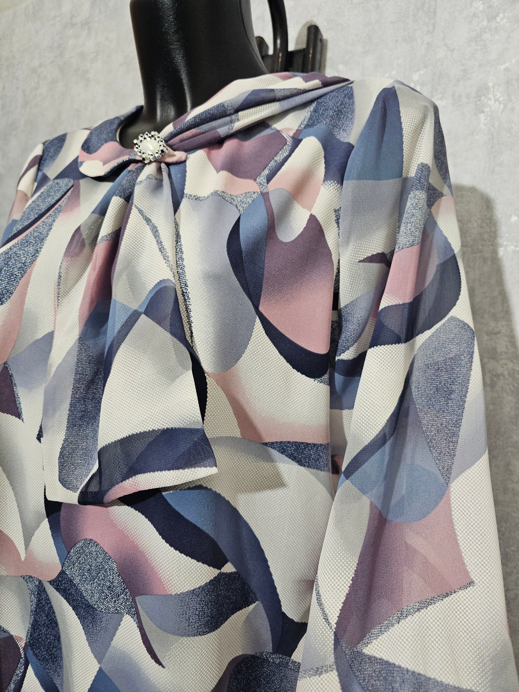 Elegante Damenbluse mit Schleife – Abstract Print | L–4XL