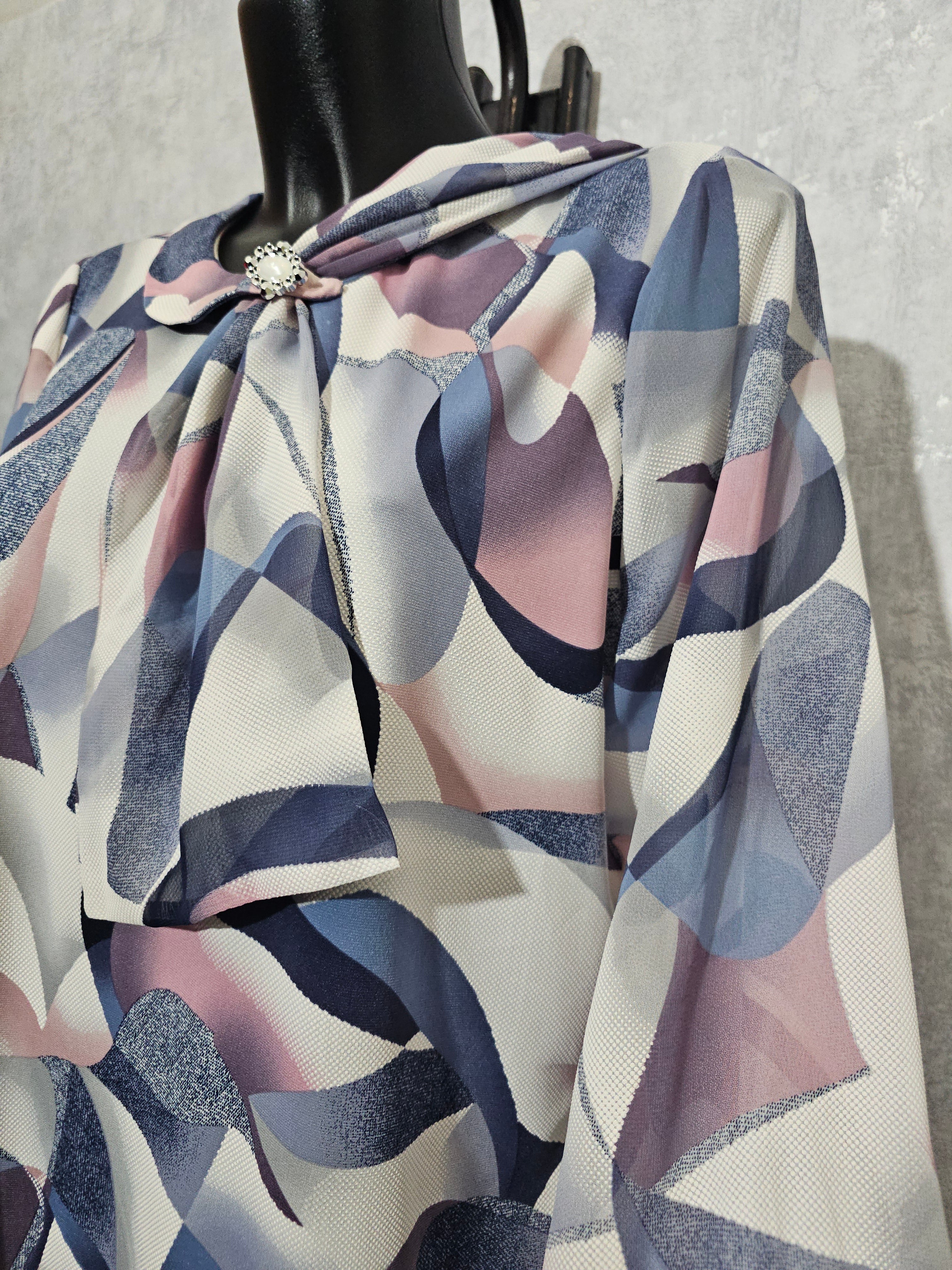 Elegante Damenbluse mit Schleife – Abstract Print | L–4XL