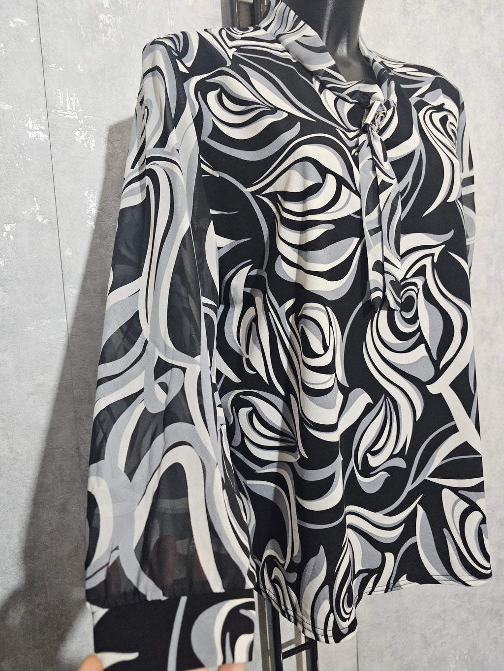 Elegante Damenbluse LINA mit Schwarz-Weiß Muster & Schmuckdetail – Made in Polen