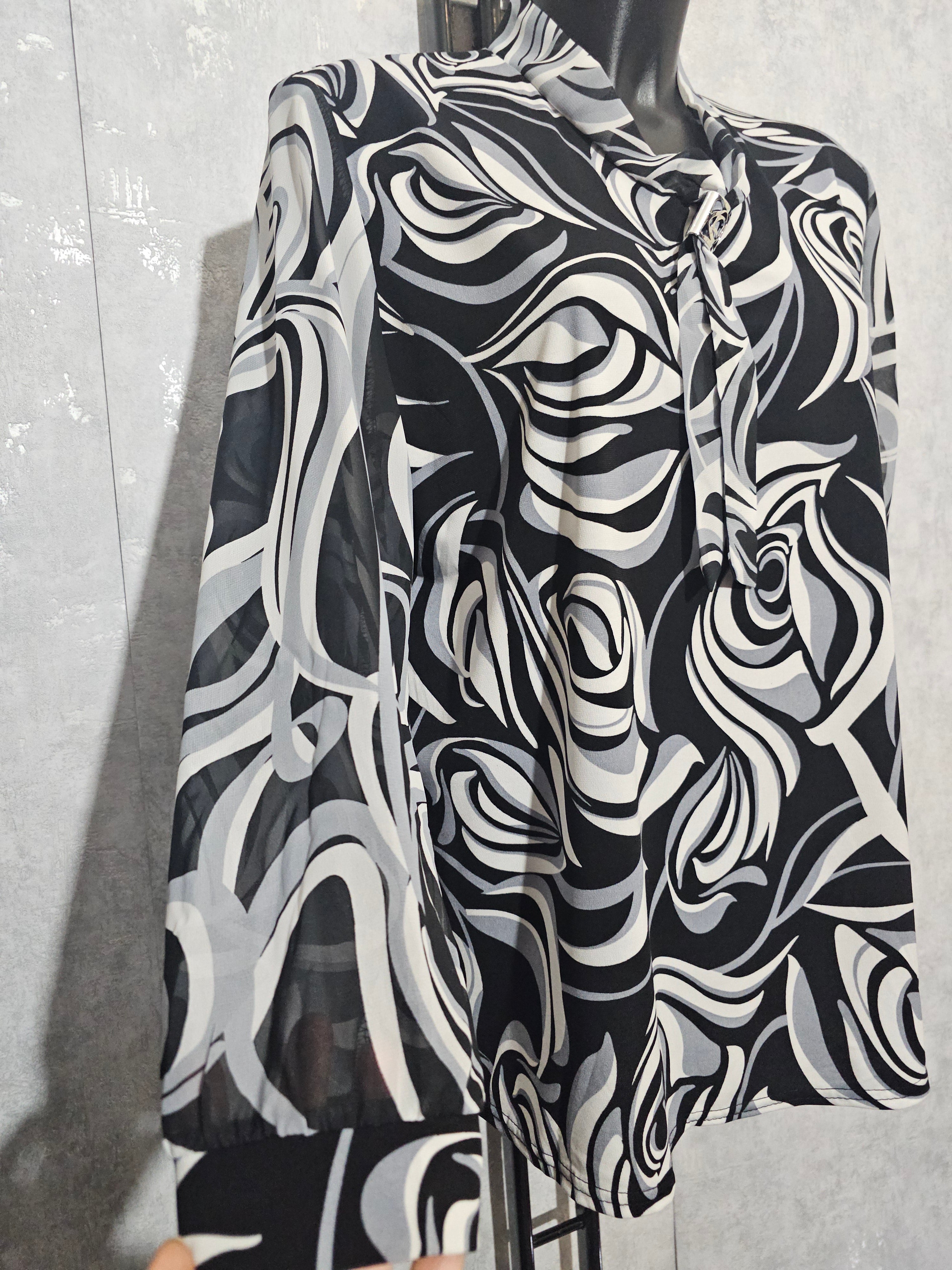 Elegante Damenbluse LINA mit Schwarz-Weiß Muster & Schmuckdetail – Made in Polen