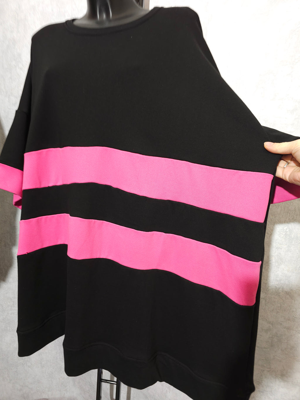 Oversize Tunika mit Streifen – Schwarz/Rosa (Plus Size)