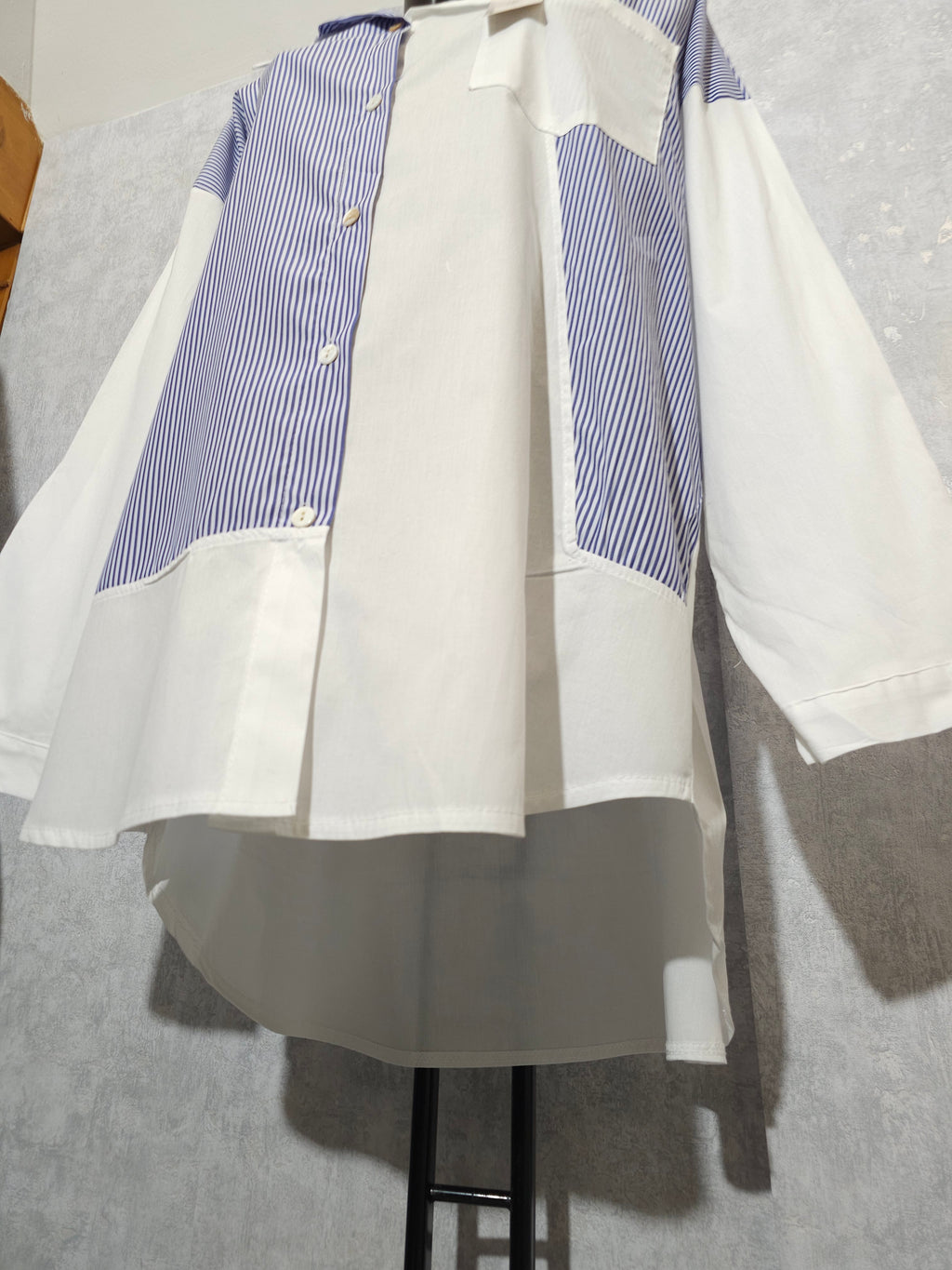 Oversize Damenbluse gestreift | Blau-Weiß | Lange Hemdbluse | Lockere Passform