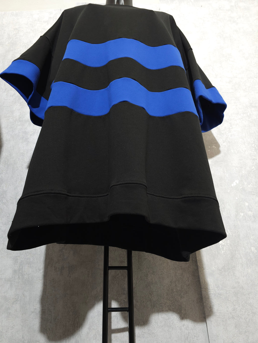 Oversize Tunika mit Streifen – Schwarz/Blau (Plus Size)