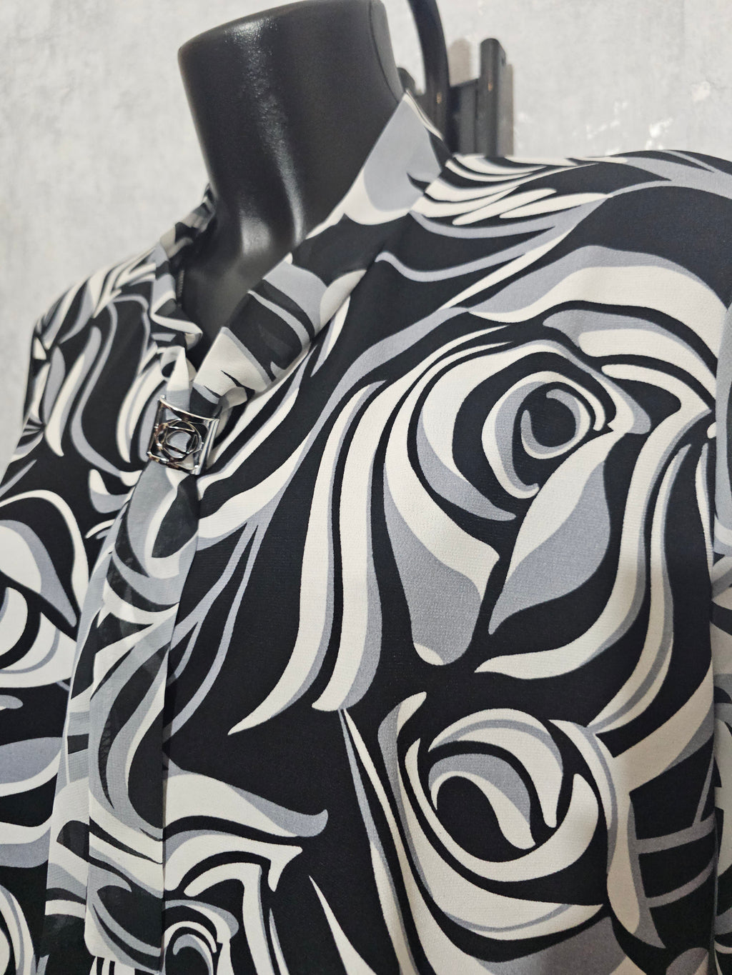 Elegante Damenbluse LINA mit Schwarz-Weiß Muster & Schmuckdetail – Made in Polen