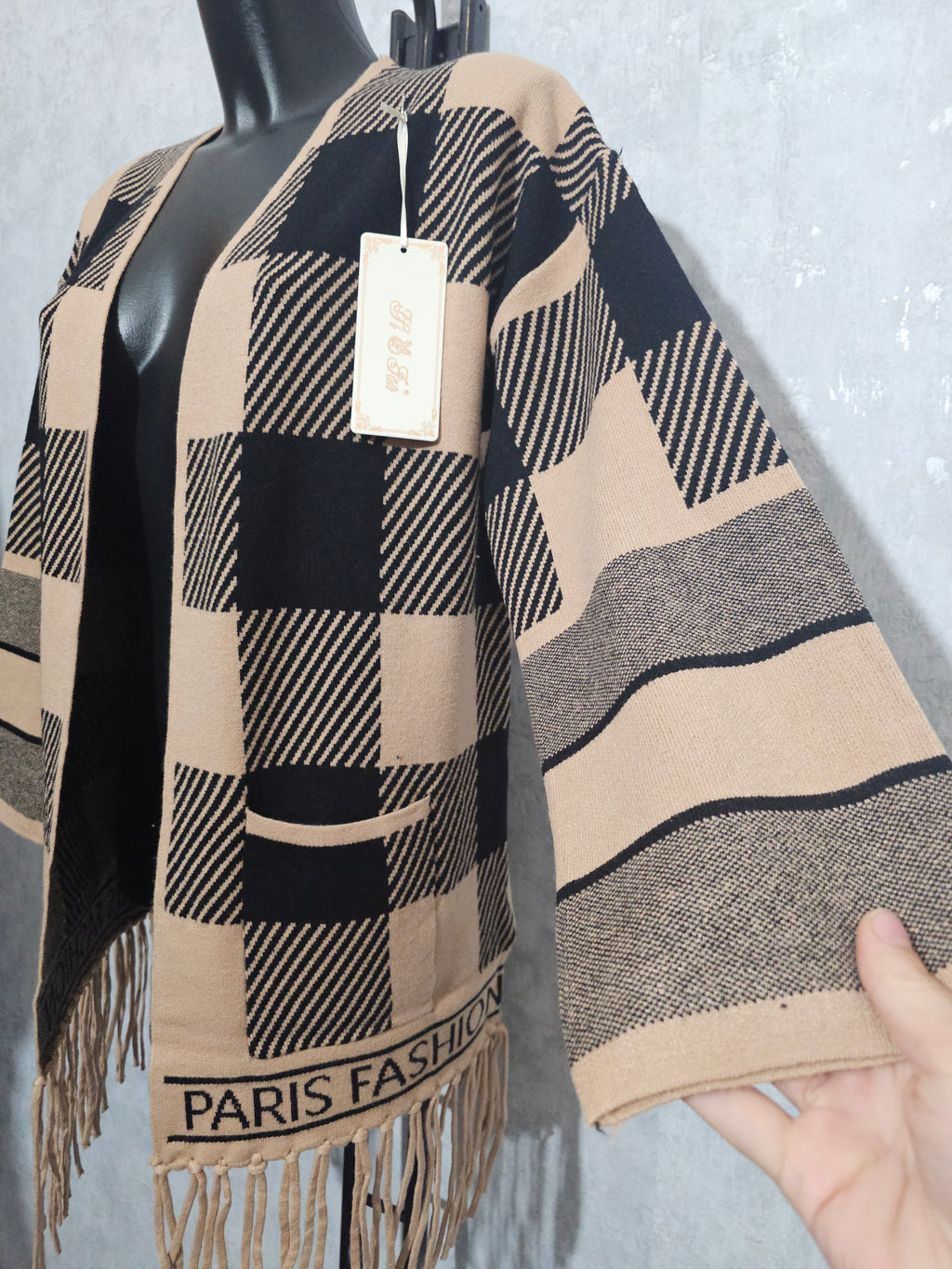 Paris Fashion Cardigan – Premium Kaschmir-Anteil, M/L – Beige/Schwarz, Fransen – Weich & Warm