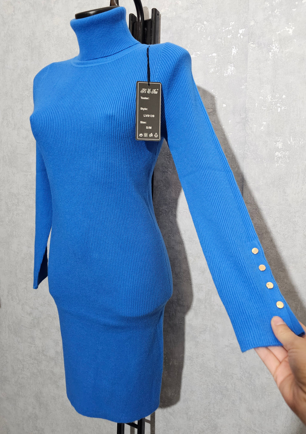 Elegantes Strickkleid mit Rollkragen & Goldknöpfen – Königsblau M/L