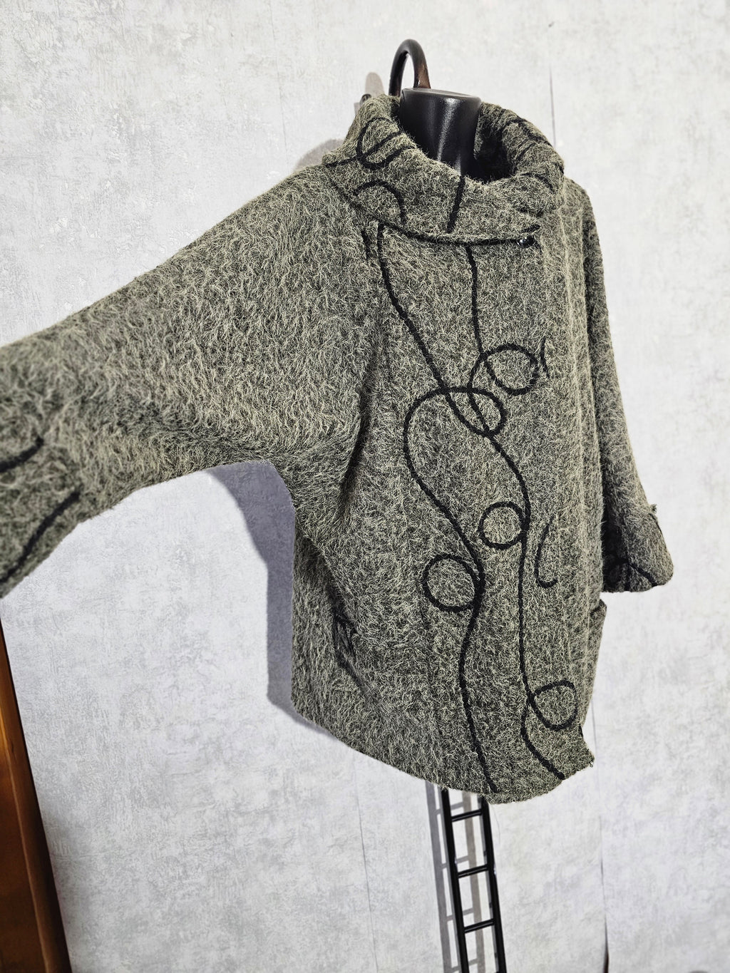 Eleganter Damen-Mantel mit Muster