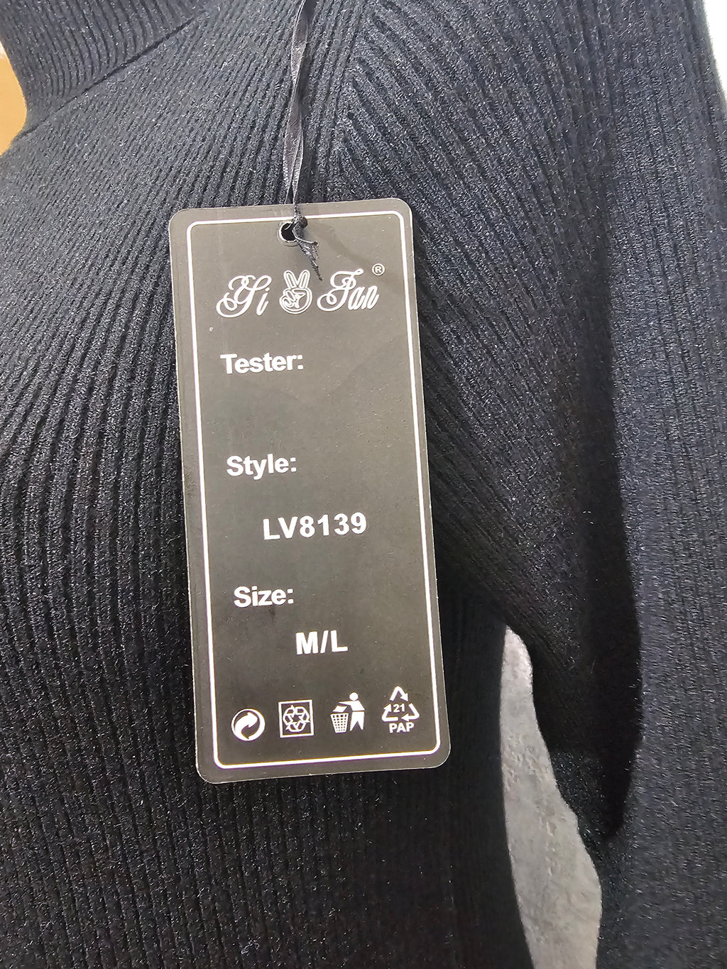 Elegantes Strickkleid Schwarz – Rollkragen & Goldknöpfe – Warm, Weich & Figurbetont, Größe M/L