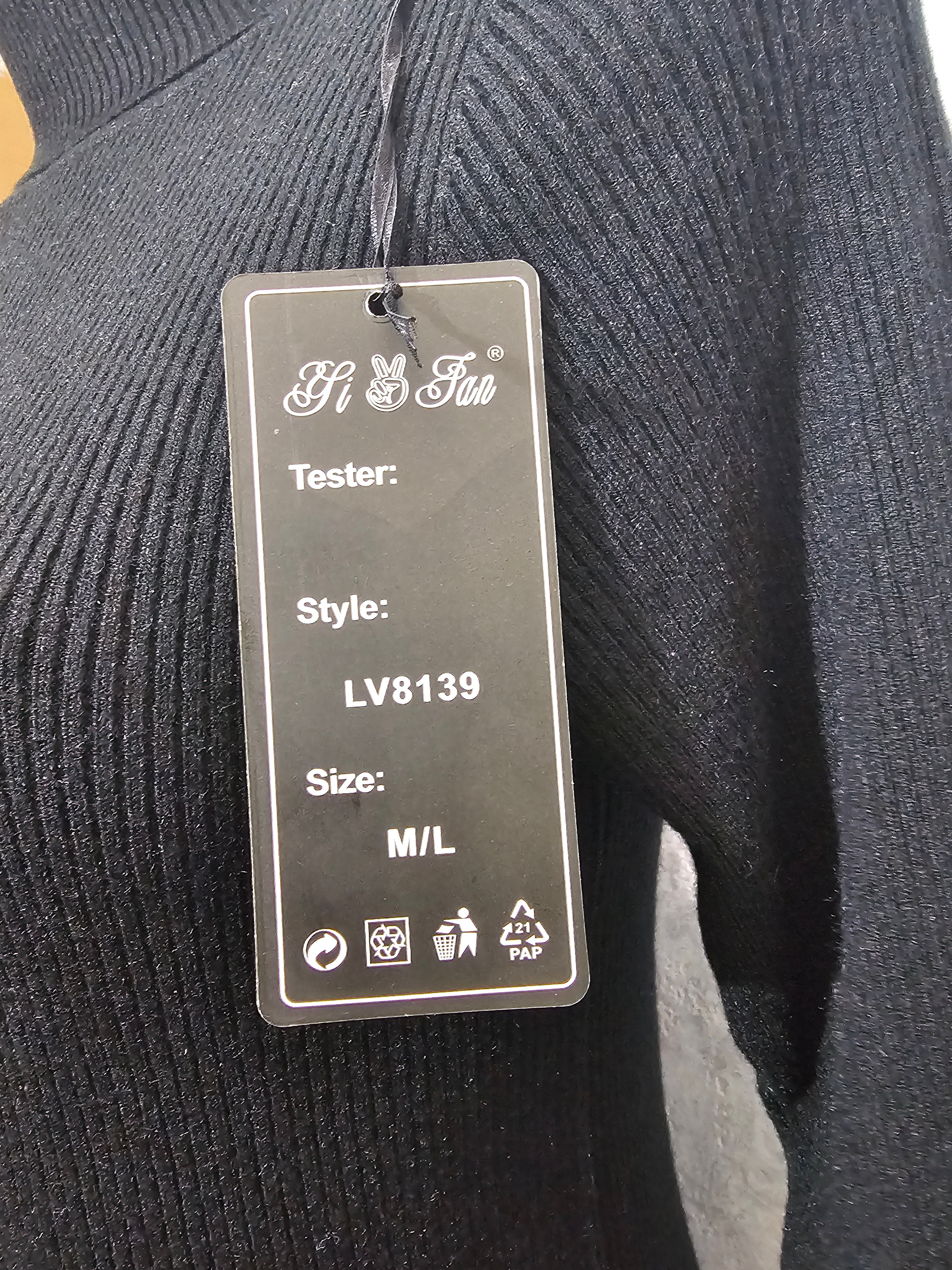 Elegantes Strickkleid Schwarz – Rollkragen & Goldknöpfe – Warm, Weich & Figurbetont, Größe M/L