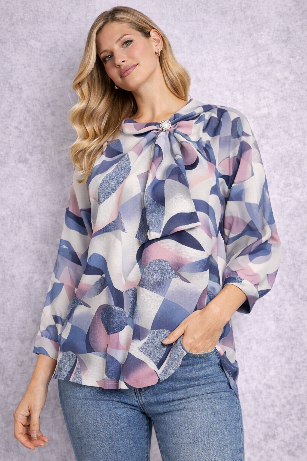 Elegante Damenbluse mit Schleife – Abstract Print | L–4XL