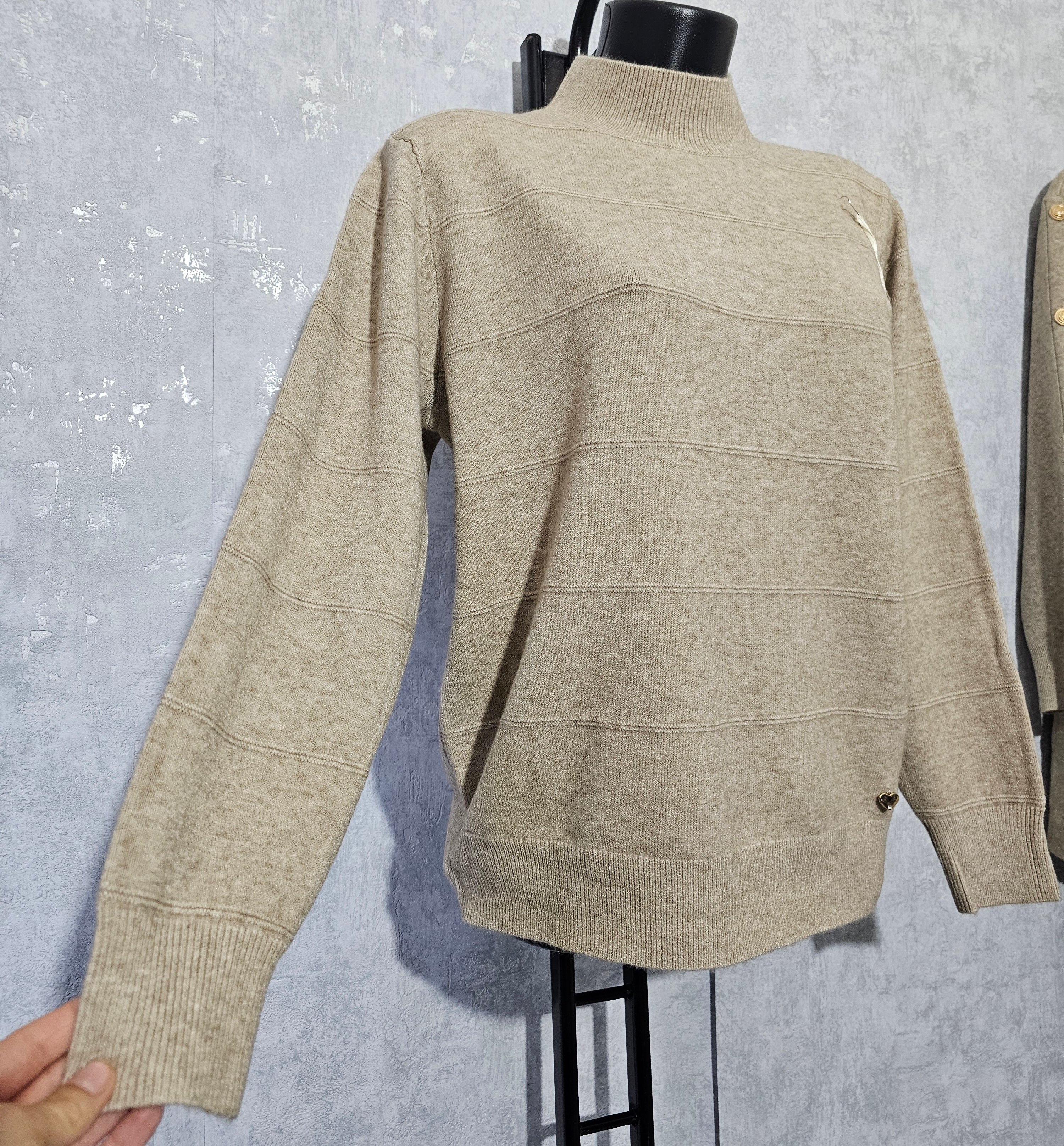 Weicher Pullover mit feinen Streifen