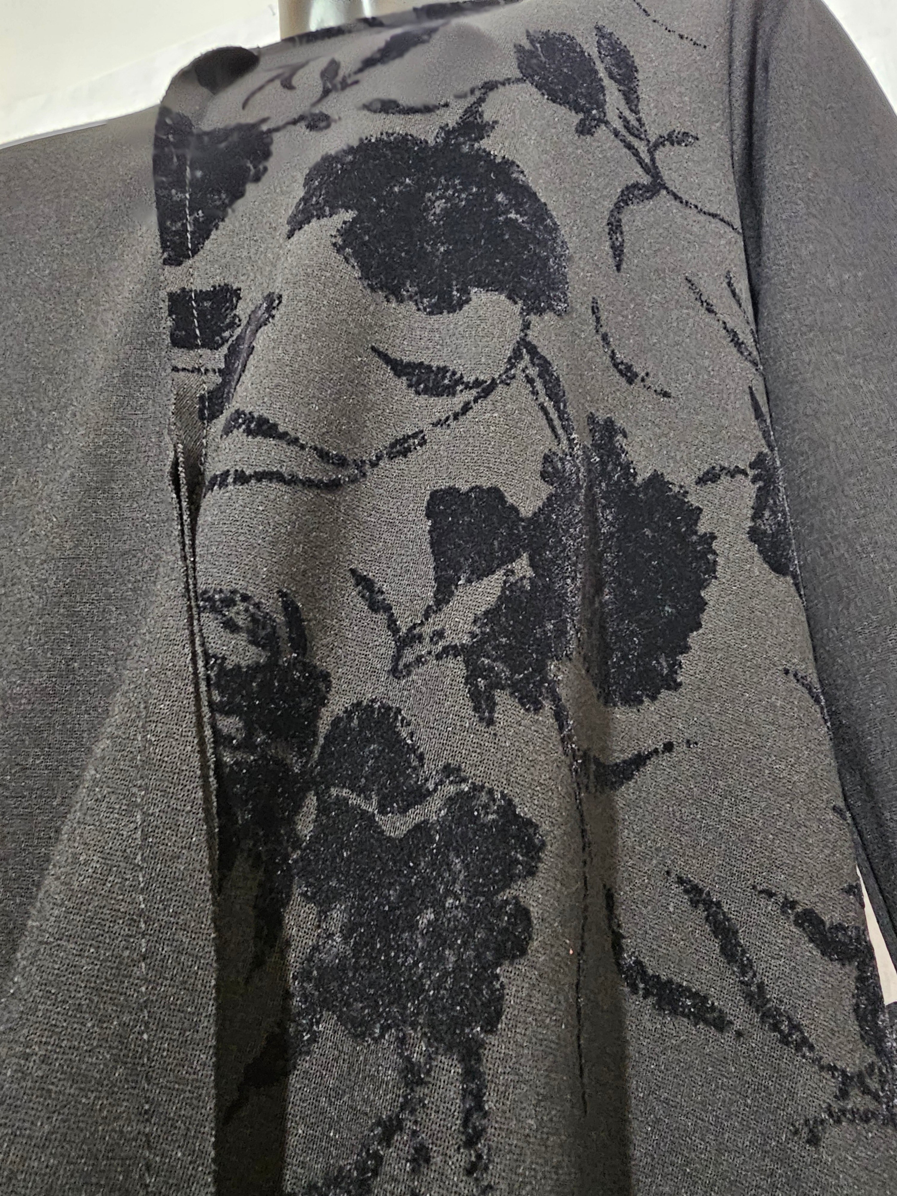 Elegantes Schwarzes Kleid mit Samt-Blumenmuster – Lux Luna Italien – L/XL