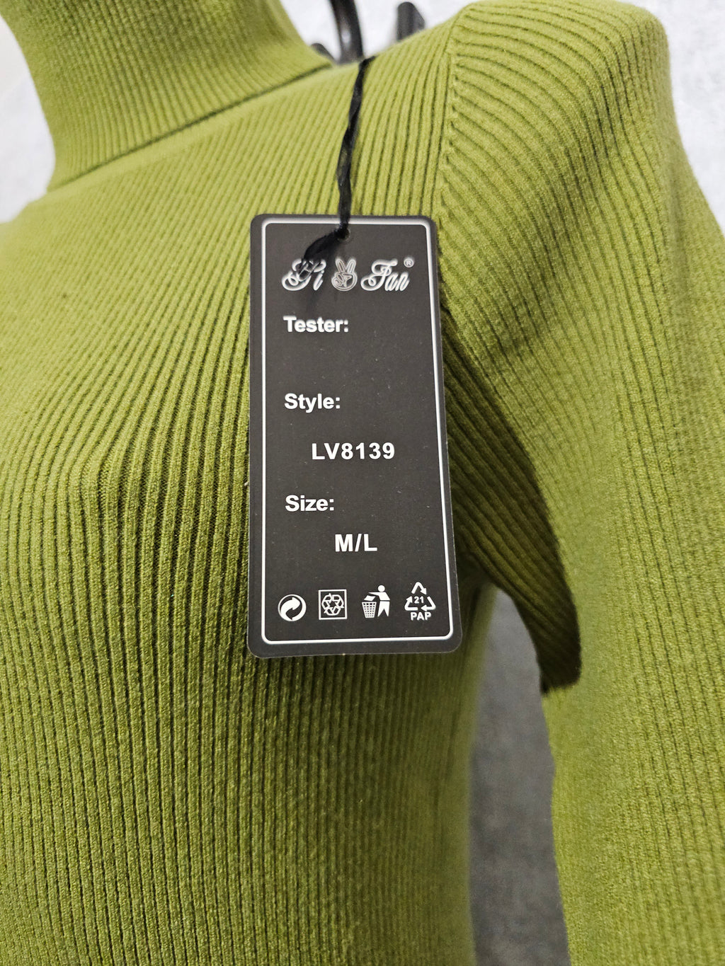 Elegantes Strickkleid mit Rollkragen & Goldknöpfen – Khaki M/L