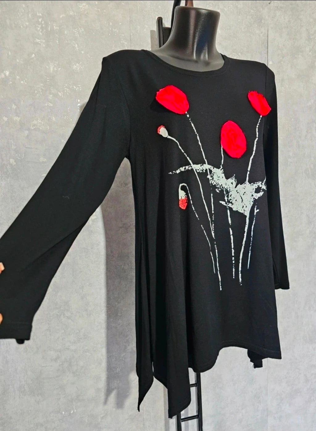 Elegante Damen Tunika mit 3D-Blumen – Schwarz/Rot – Größe 50