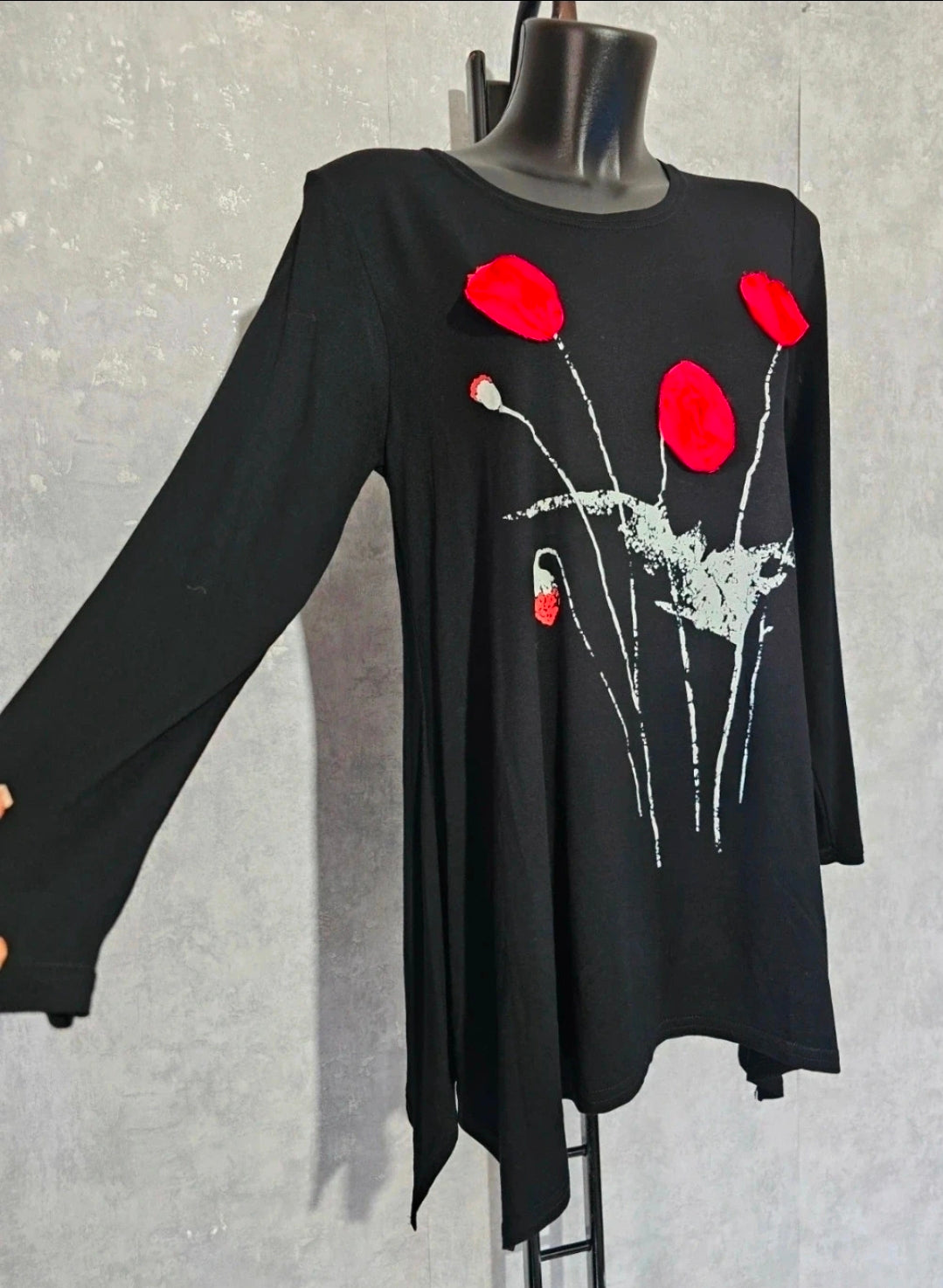 Elegante Damen Tunika mit 3D-Blumen – Schwarz/Rot – Größe 48