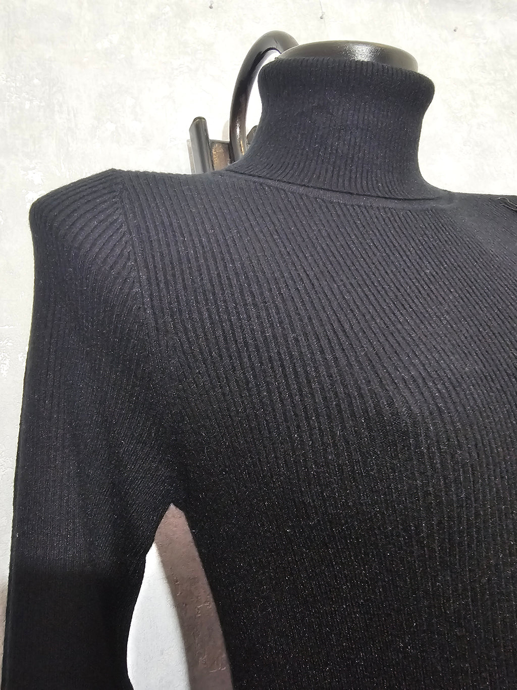 Elegantes Strickkleid Schwarz – Rollkragen & Goldknöpfe – Warm, Weich & Figurbetont, Größe M/L