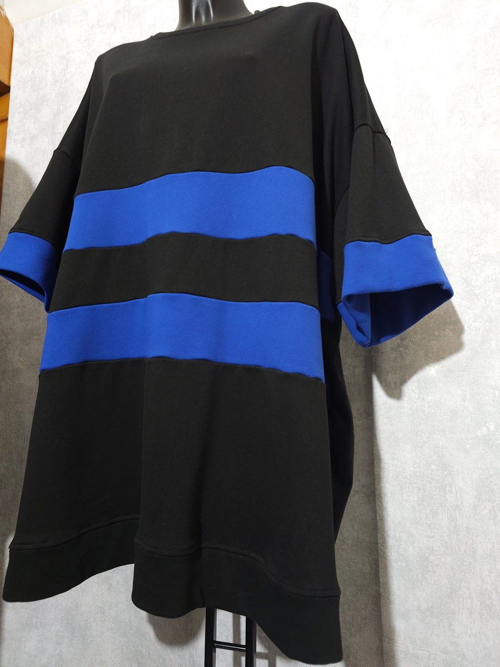 Oversize Tunika mit Streifen – Schwarz/Blau (Plus Size)