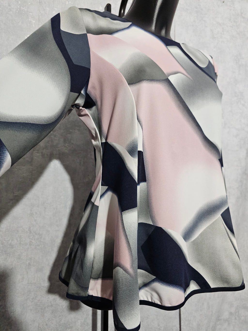 Elegante Bluse mit modernem Print – L–XXL