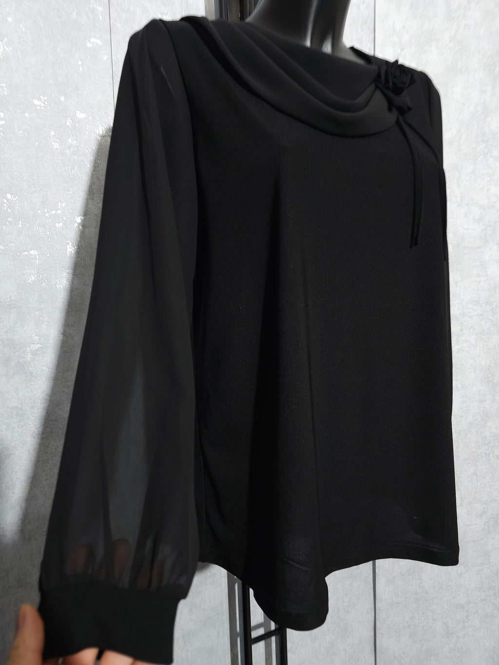 Elegante Chiffonbluse mit Blumen-Detail – Made in Europe