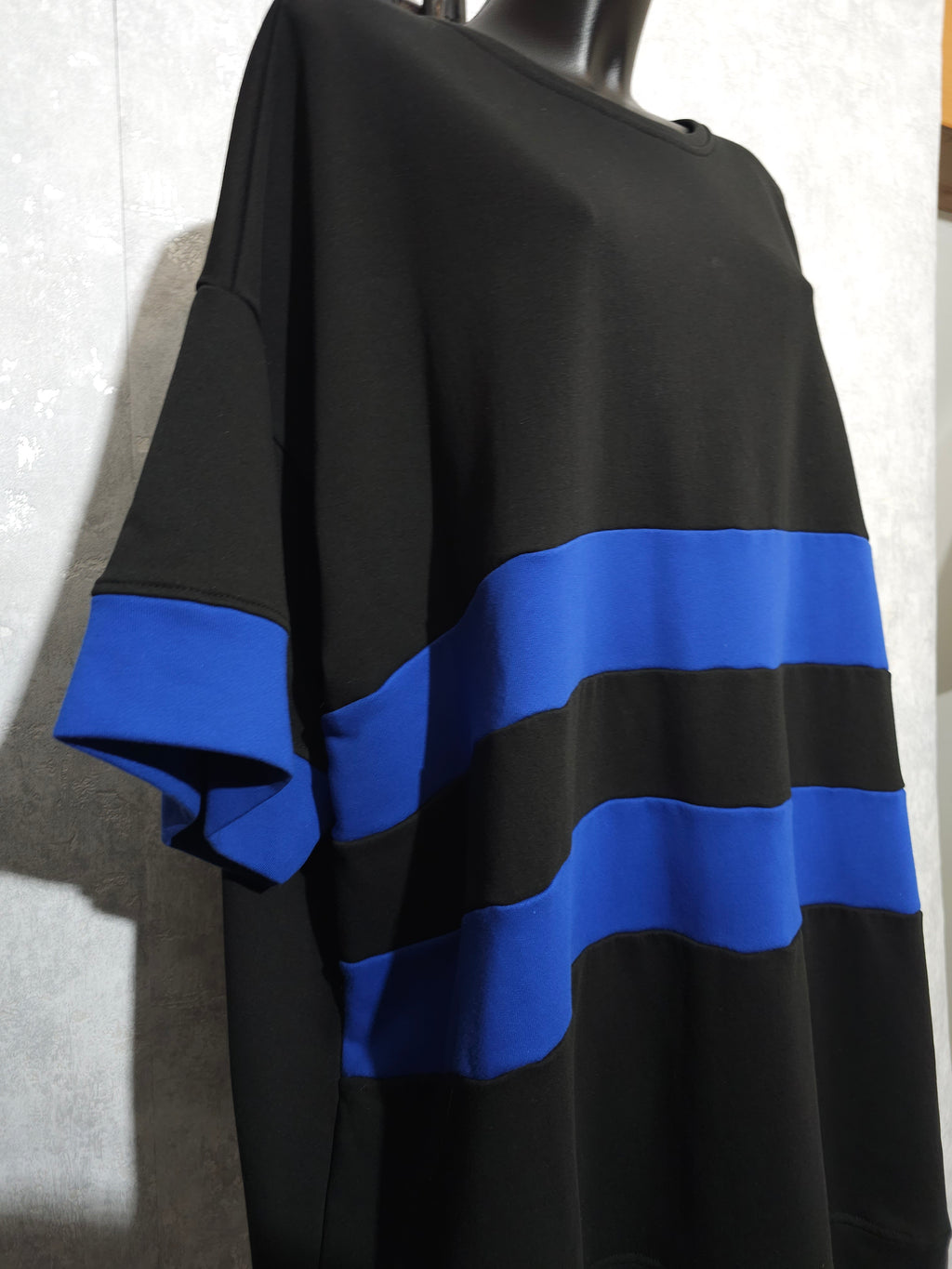 Oversize Tunika mit Streifen – Schwarz/Blau (Plus Size)