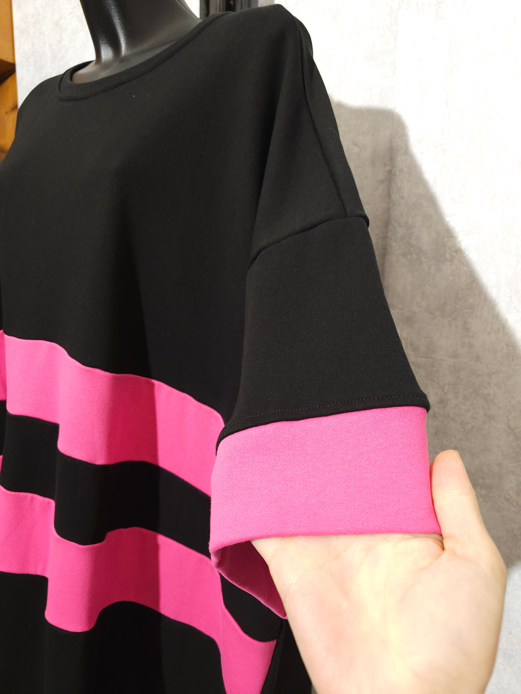 Oversize Tunika mit Streifen – Schwarz/Rosa (Plus Size)