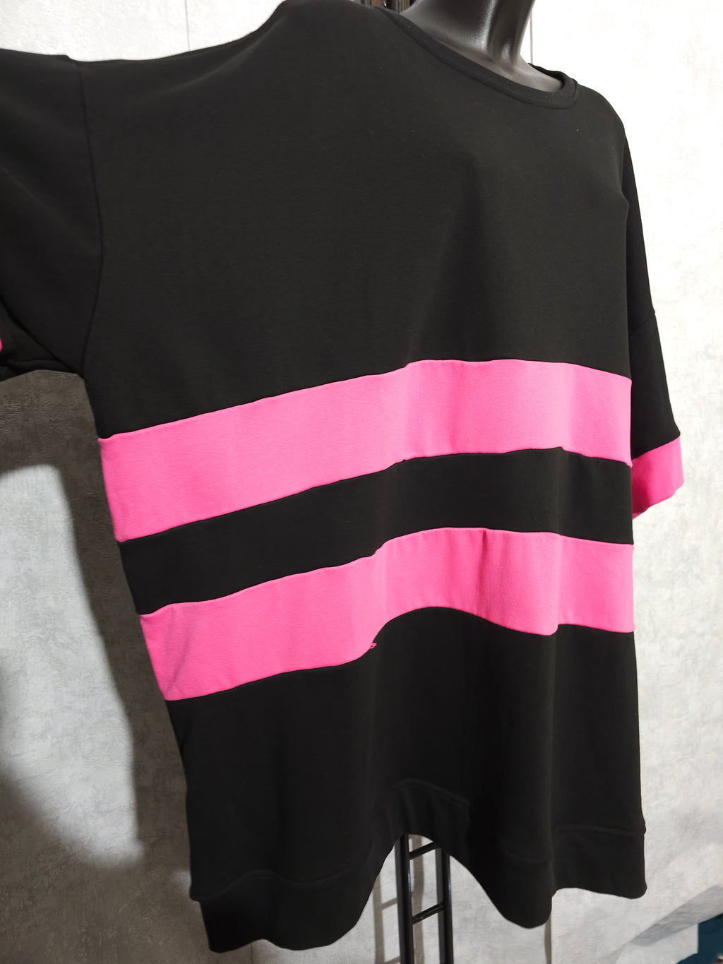 Oversize Tunika mit Streifen – Schwarz/Rosa (Plus Size)