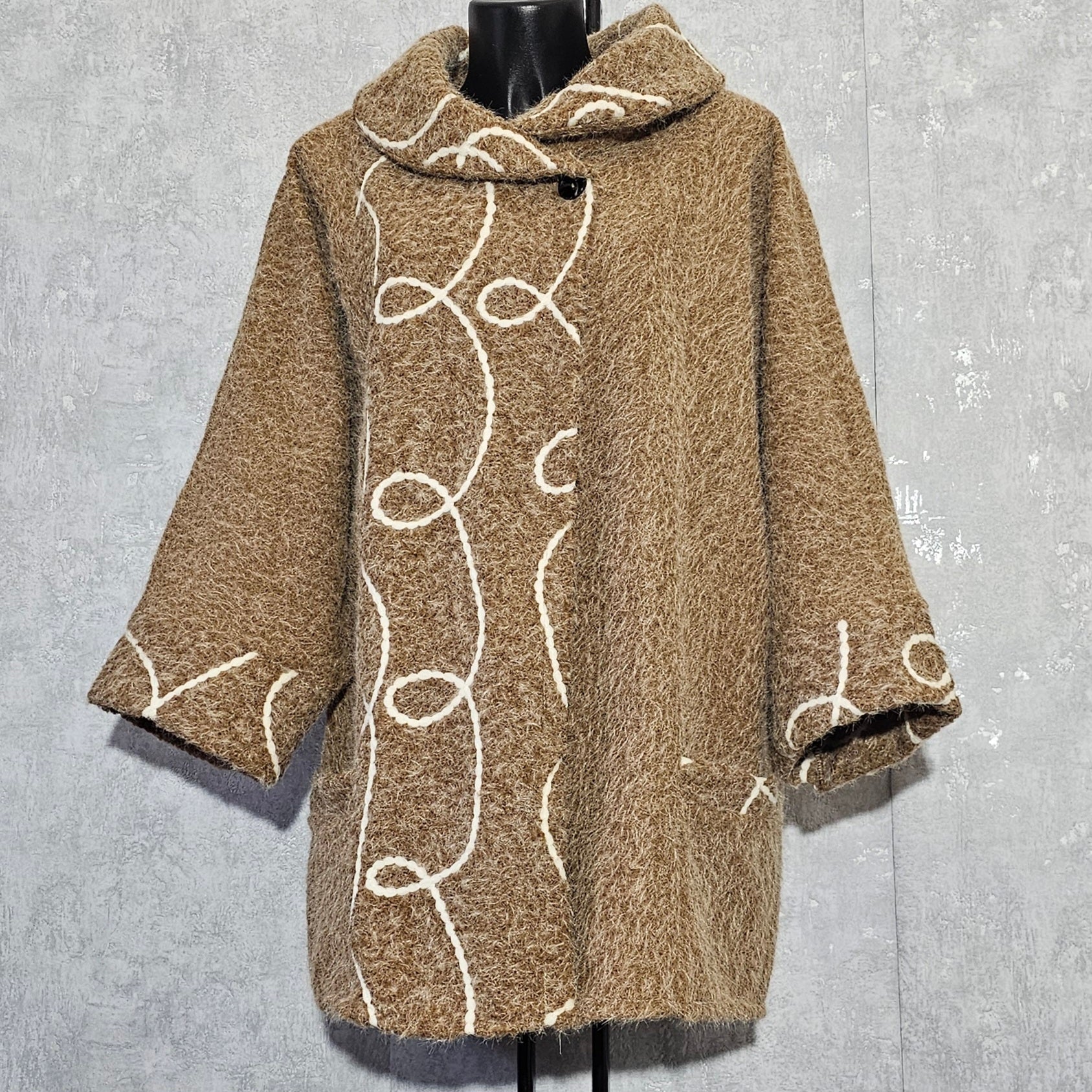 Eleganter Damen-Mantel mit Muster