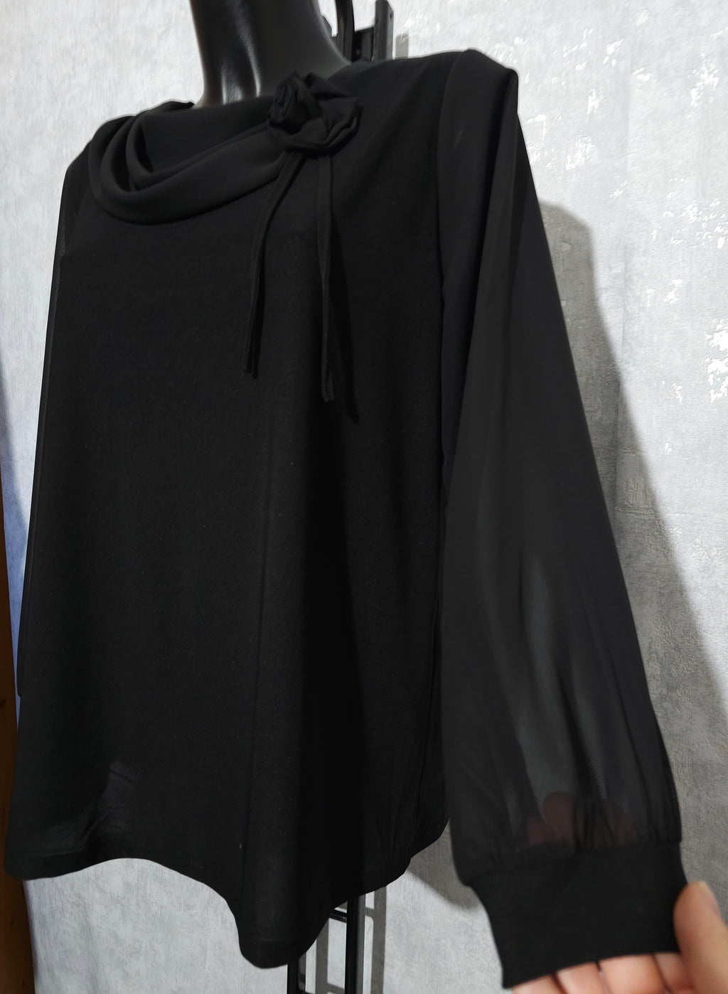 Elegante Chiffonbluse mit Blumen-Detail – Made in Europe