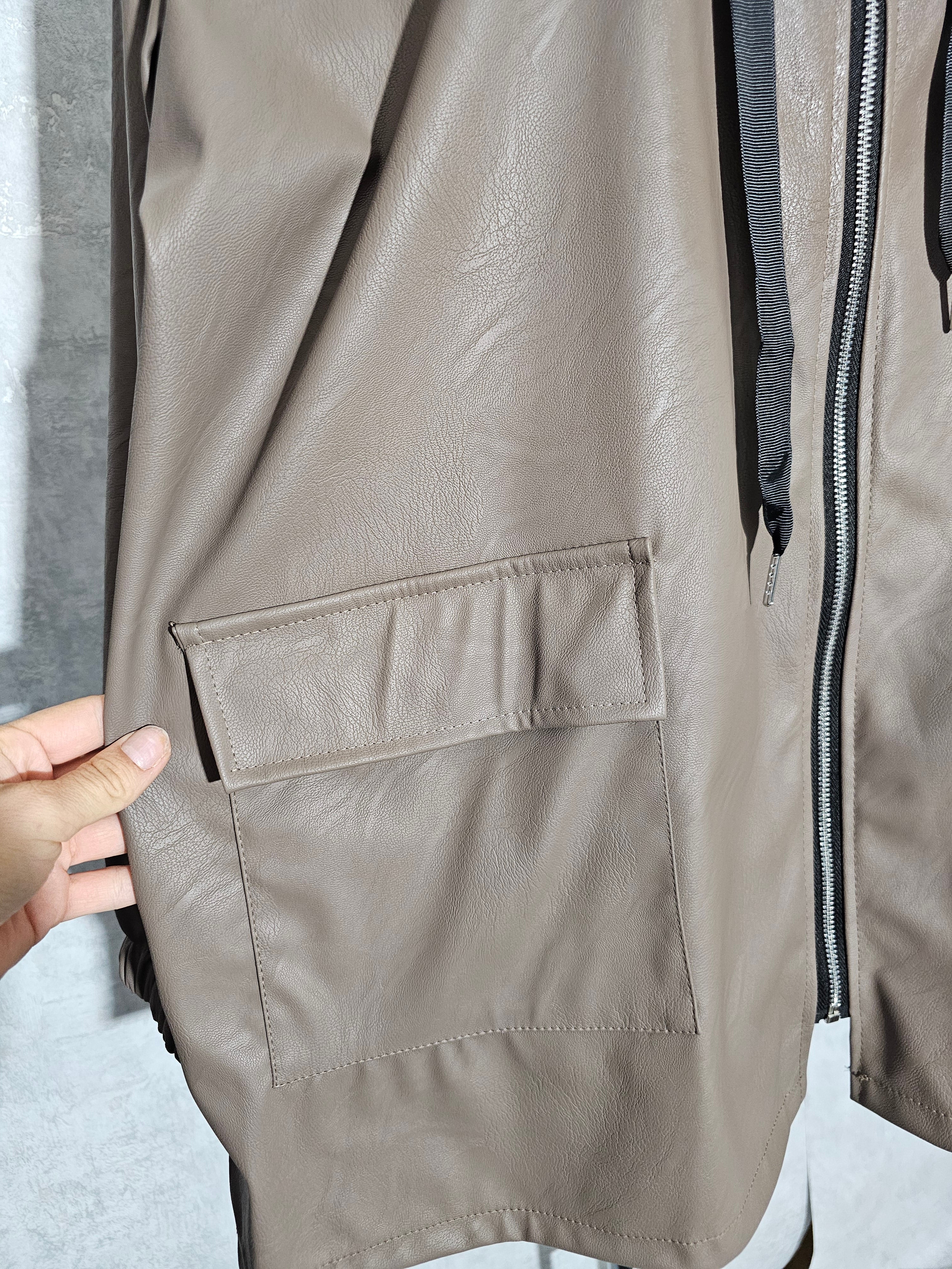 Oversize Kunstleder-Jacke mit Kapuze