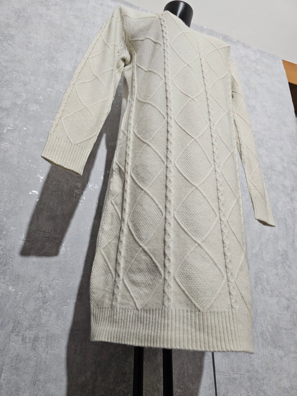 Warmer Strickkleid mit Muster – Creme, L/XL