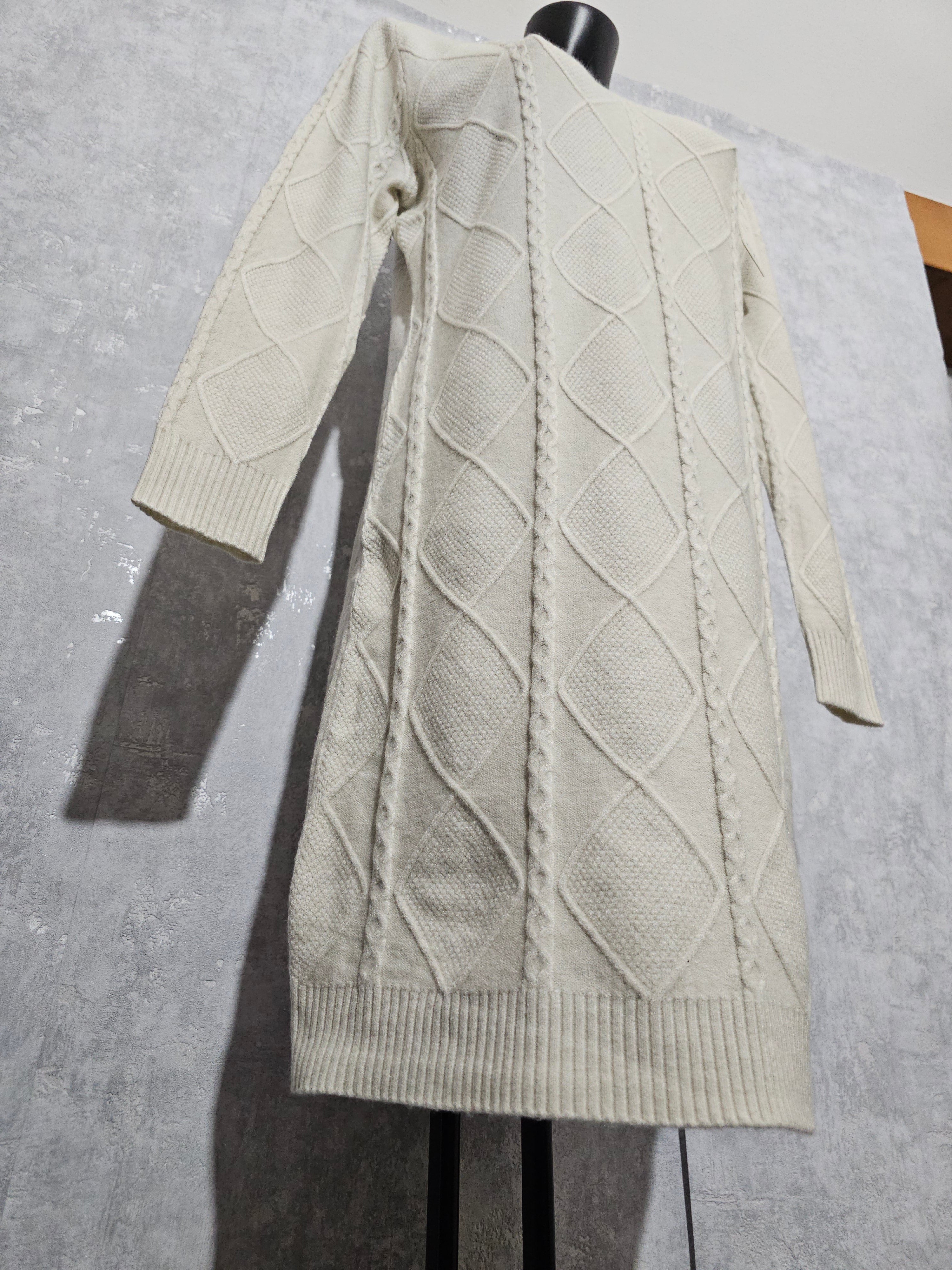 Warmer Strickkleid mit Muster – Creme, L/XL