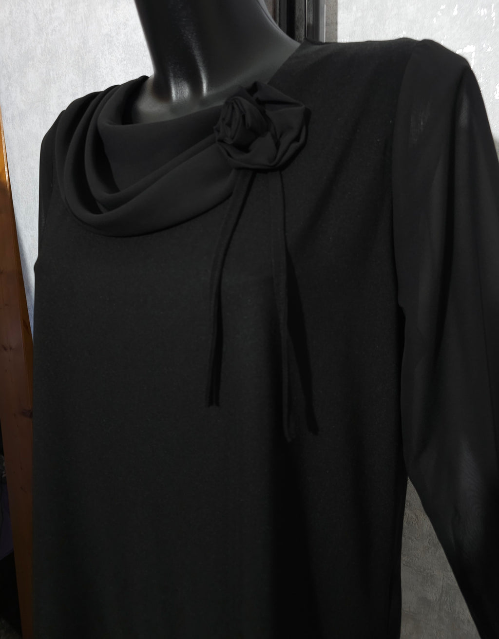 Elegante Chiffonbluse mit Blumen-Detail – Made in Europe