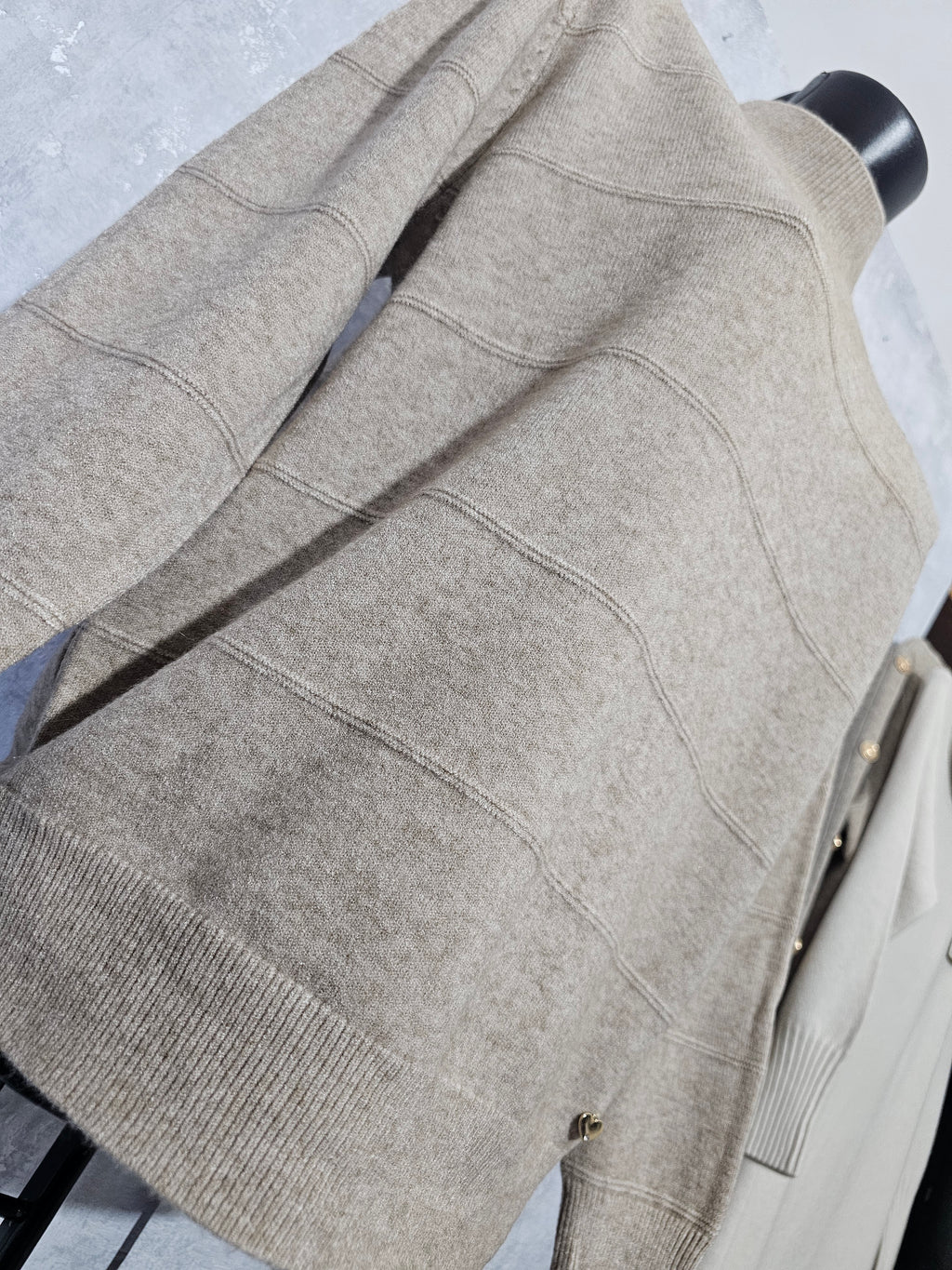 Weicher Pullover mit feinen Streifen