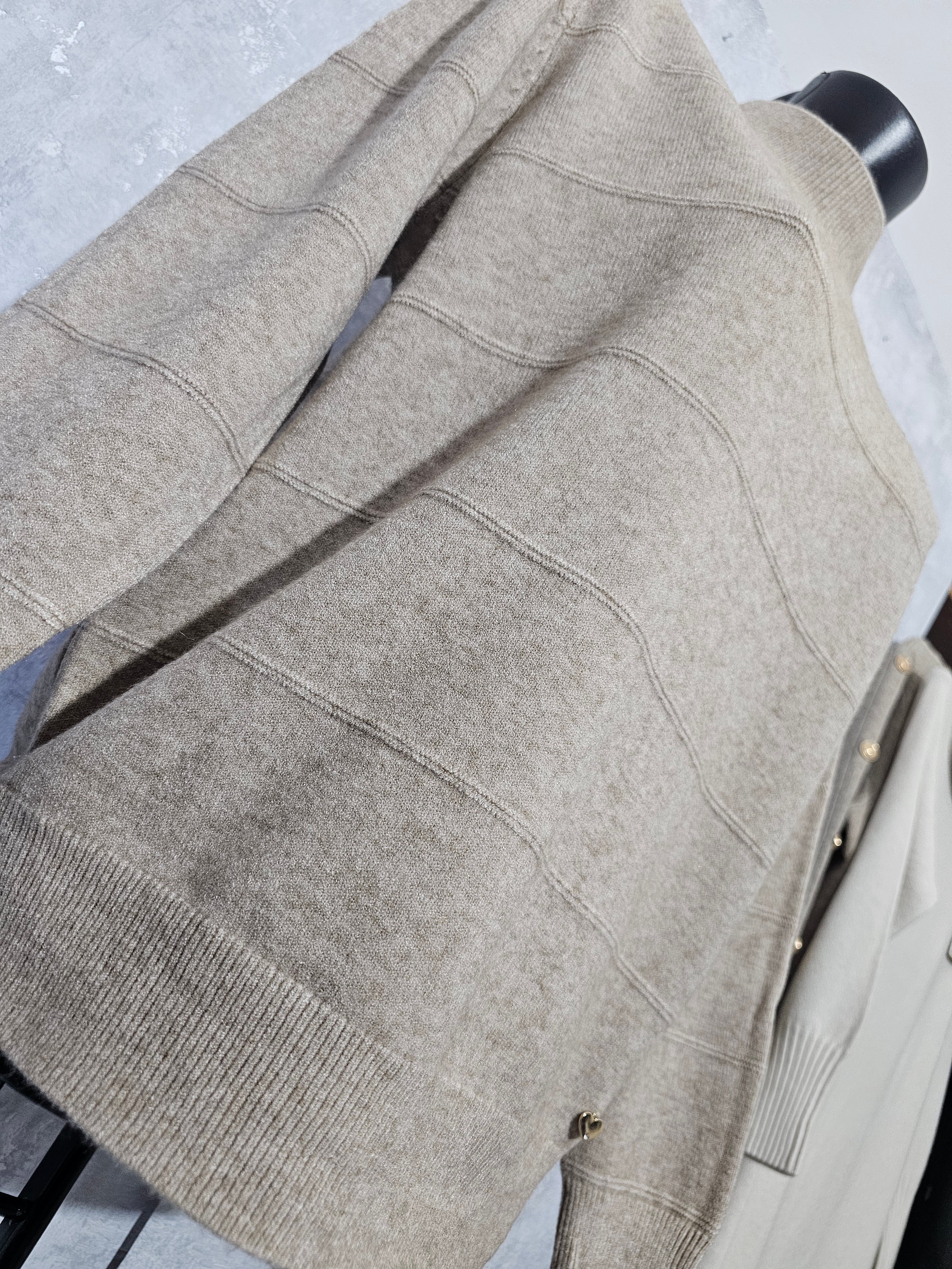 Weicher Pullover mit feinen Streifen