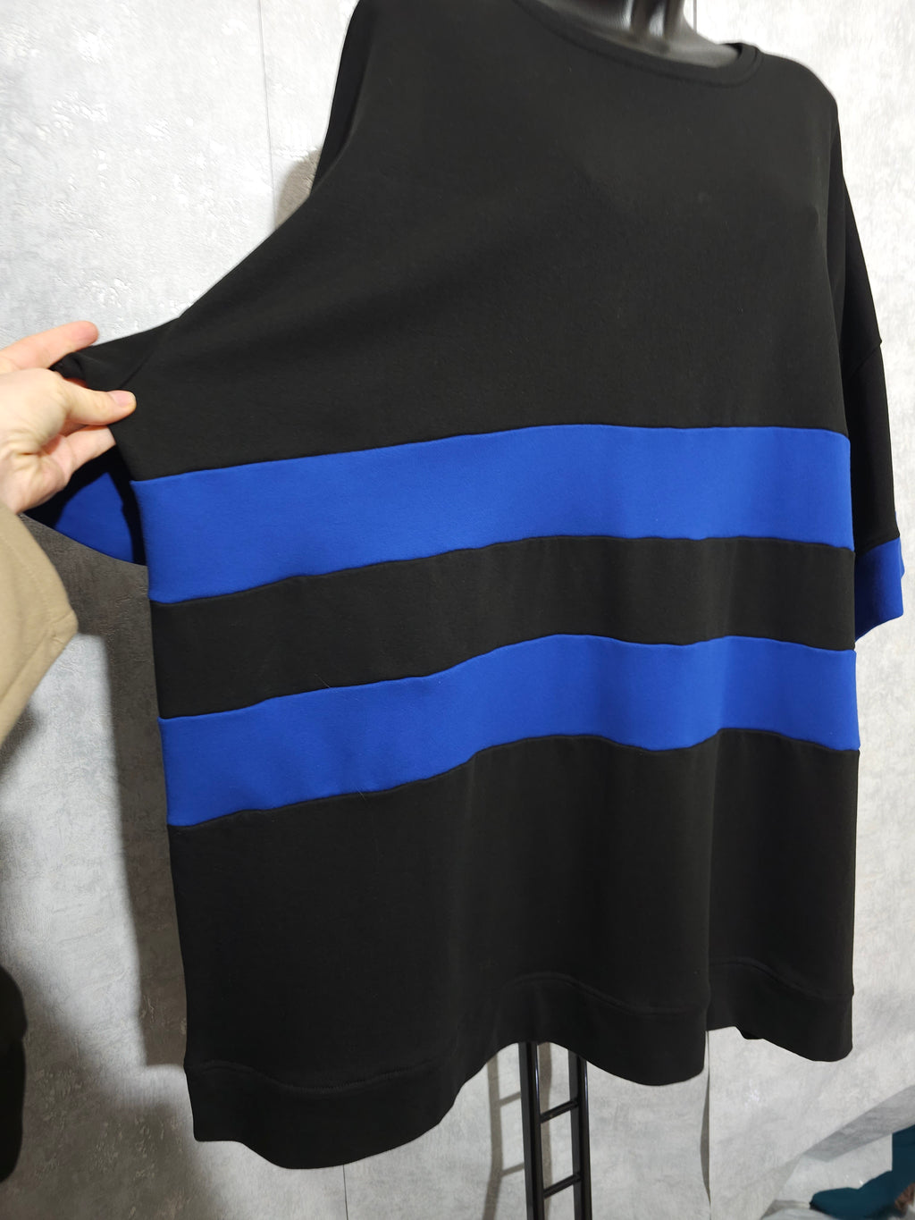 Oversize Tunika mit Streifen – Schwarz/Blau (Plus Size)