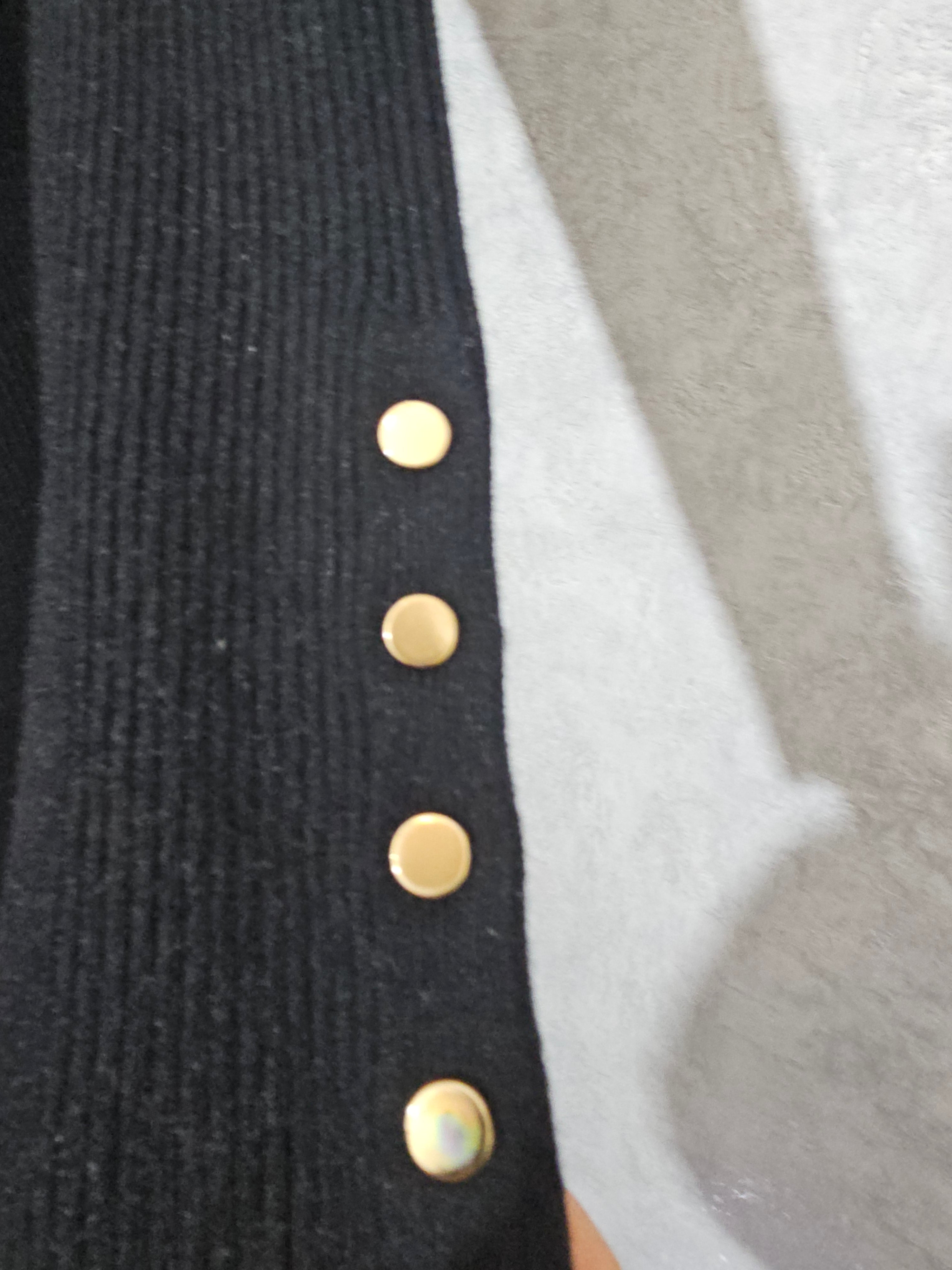 Elegantes Strickkleid Schwarz – Rollkragen & Goldknöpfe – Warm, Weich & Figurbetont, Größe M/L