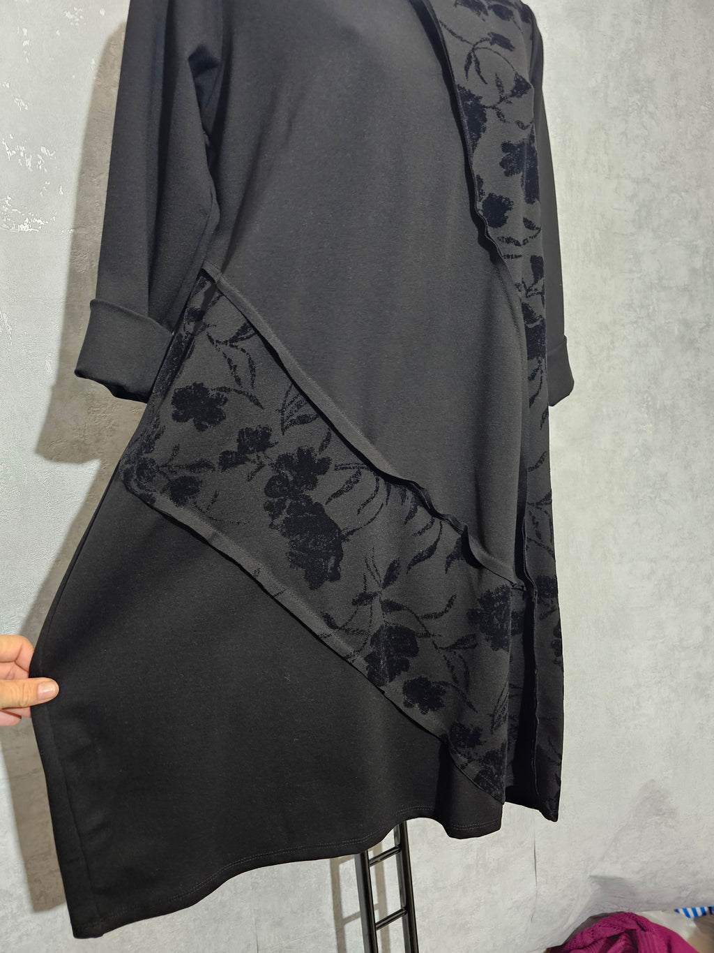 Elegantes Schwarzes Kleid mit Samt-Blumenmuster – Lux Luna Italien – L/XL