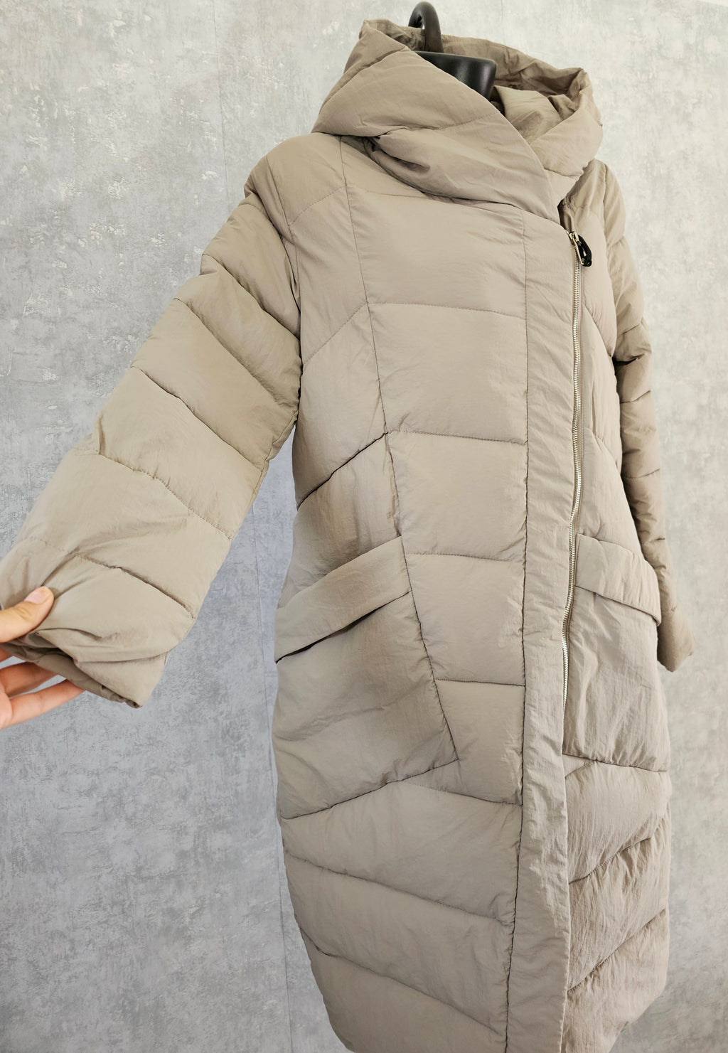 Lange Damen Winterjacke mit Kapuze