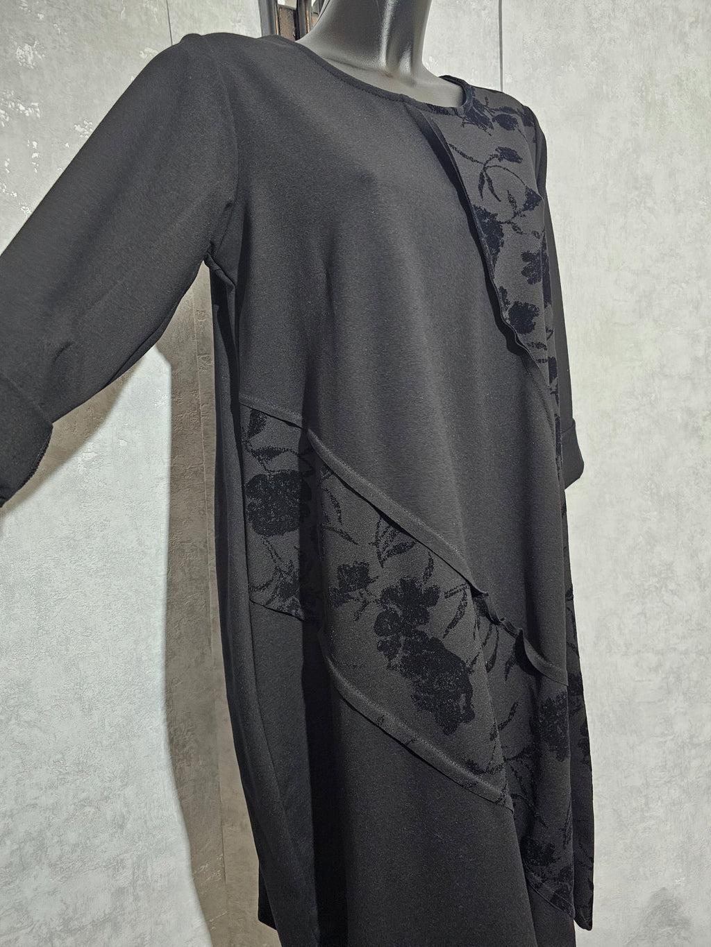 Elegantes Schwarzes Kleid mit Samt-Blumenmuster – Lux Luna Italien – L/XL