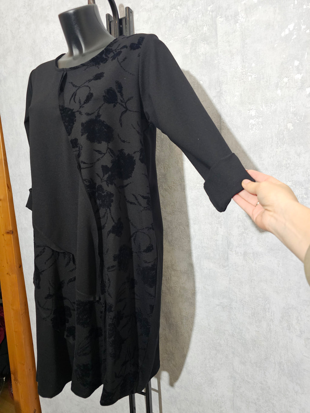 Elegantes Schwarzes Kleid mit Samt-Blumenmuster – Lux Luna Italien – L/XL