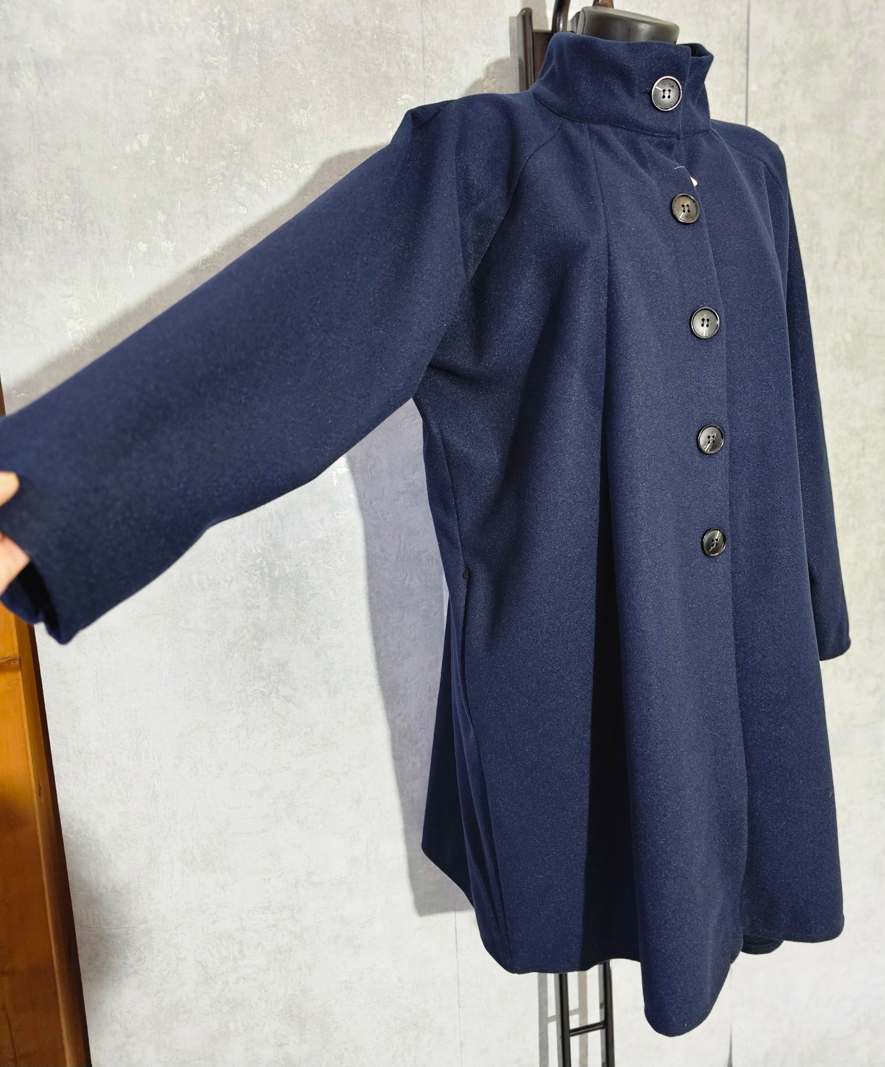 Eleganter Damen-Mantel aus 100 % Viskose