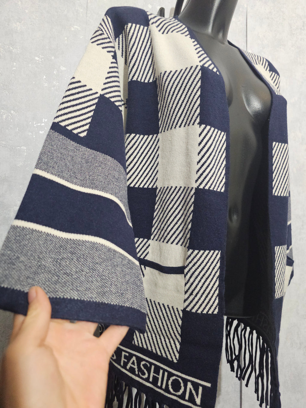 Paris Fashion Cardigan – Premium Kaschmir-Anteil, XL/XXL – Navy/Weiß, Fransen – Weich & Warm