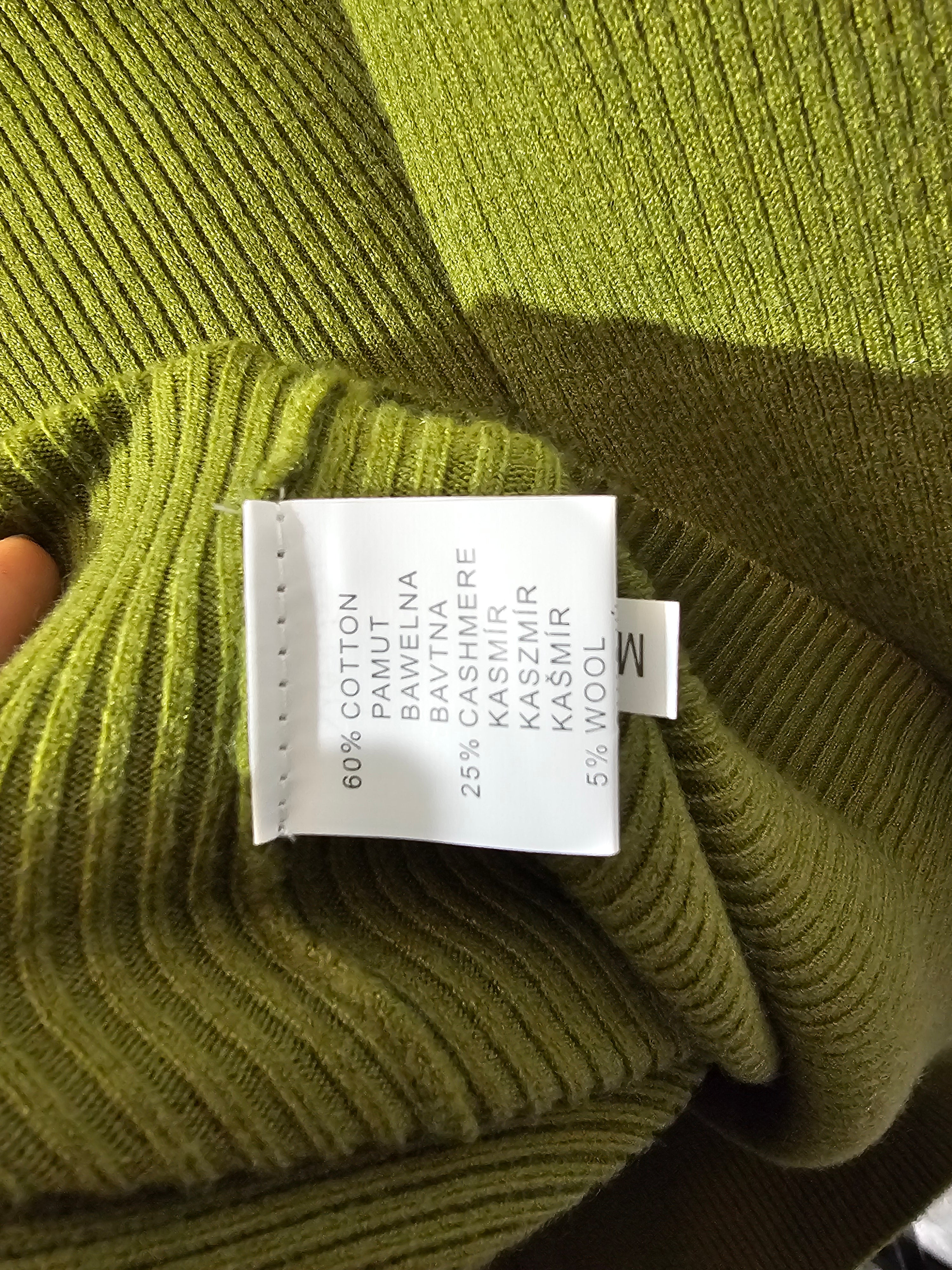 Elegantes Strickkleid Schwarz – Rollkragen & Goldknöpfe – Warm, Weich & Figurbetont, Größe M/L